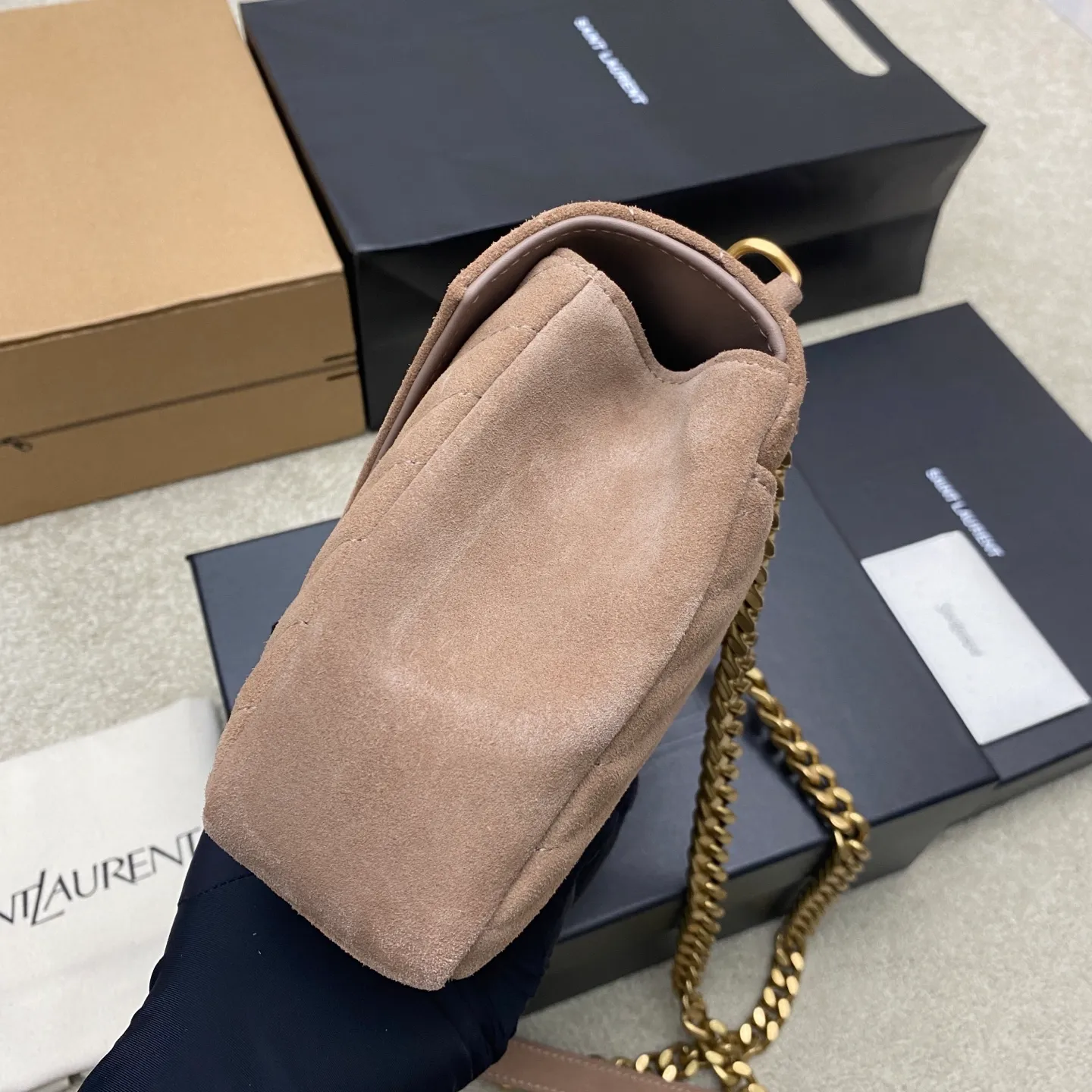 Bean Paste Nubuck Leather/Antique Gold 🌈YLS Classic Brown Nubuck Leather Messenger Bag Gold Hardware This medium handbag is practical and beautiful! Made of original deerskin leather imported from Europe, it feels super good 👍With metal chain, genuine leather detachable shoulder strap✨202500750 Model: 392737 [original leather] Size: 24x17x6.5cm