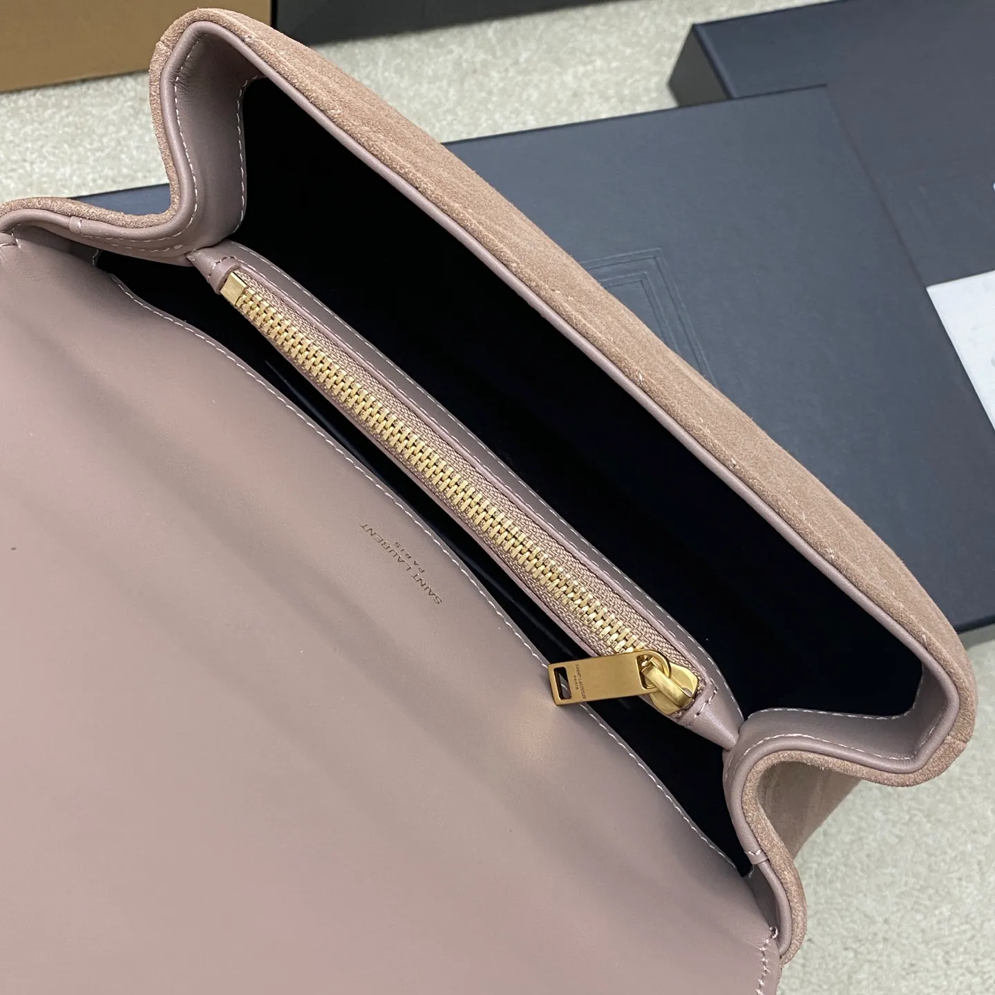 Bean Paste Nubuck Leather/Antique Gold 🌈YLS Classic Brown Nubuck Leather Messenger Bag Gold Hardware This medium handbag is practical and beautiful! Made of original deerskin leather imported from Europe, it feels super good 👍With metal chain, genuine leather detachable shoulder strap✨202500750 Model: 392737 [original leather] Size: 24x17x6.5cm
