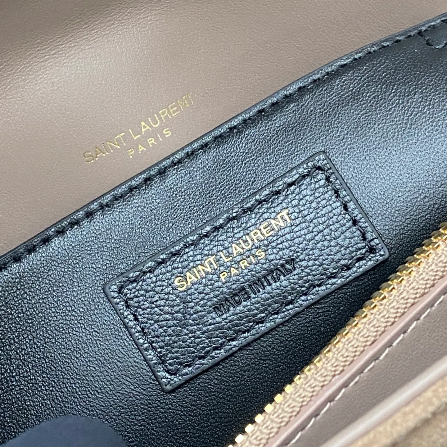Bean Paste Nubuck Leather/Antique Gold 🌈YLS Classic Brown Nubuck Leather Messenger Bag Gold Hardware This medium handbag is practical and beautiful! Made of original deerskin leather imported from Europe, it feels super good 👍With metal chain, genuine leather detachable shoulder strap✨202500750 Model: 392737 [original leather] Size: 24x17x6.5cm