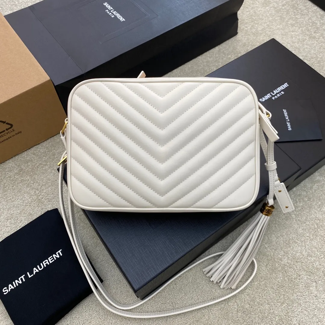 💰1360 milk white plain/gold 🌈LOU BAG popular camera bag from Y family. Super lightweight style with amazing capacity👍Original ZP leather‼ ️Delicate and high-end, the leather feels super good👍The simple bag body is embellished with Y’s classic logo, the shoulder straps can be adjusted, and the tassel pendant can be removed, making it lightweight and versatile! 20220680 Model: 505730 [original leather] Size: 23x16x6cm