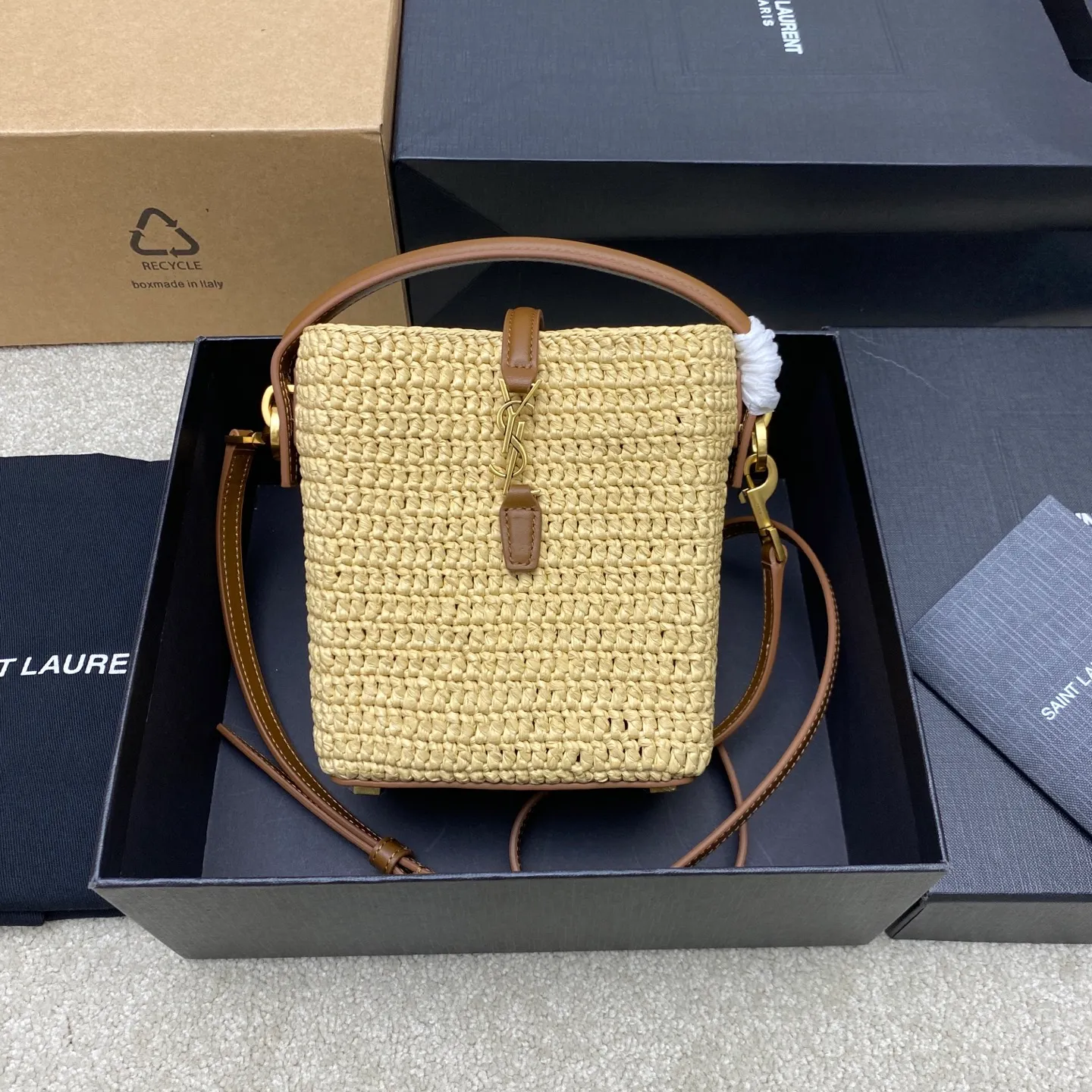 Apricot woven/old gold 🌈2025 LE37 woven bucket bag, spliced ​​with raffia and vegetable tanned leather, really beautiful😍Hawaiian style, ultimate relaxation! LOGO hardware hook buckle with raffia weaving is enough to decorate the midsummer. It is full of French lazy style. It can be carried by hand or on the shoulder. The upper body is super nice. It will be online in Instagram in minutes ~ a must-have item for summer vacation and travel! Adjustable and detachable shoulder straps for multiple carrying styles, equipped with a detachable zipper bag 👑20250750 Model: 765870 [original leather] Size: 15x13x6cm