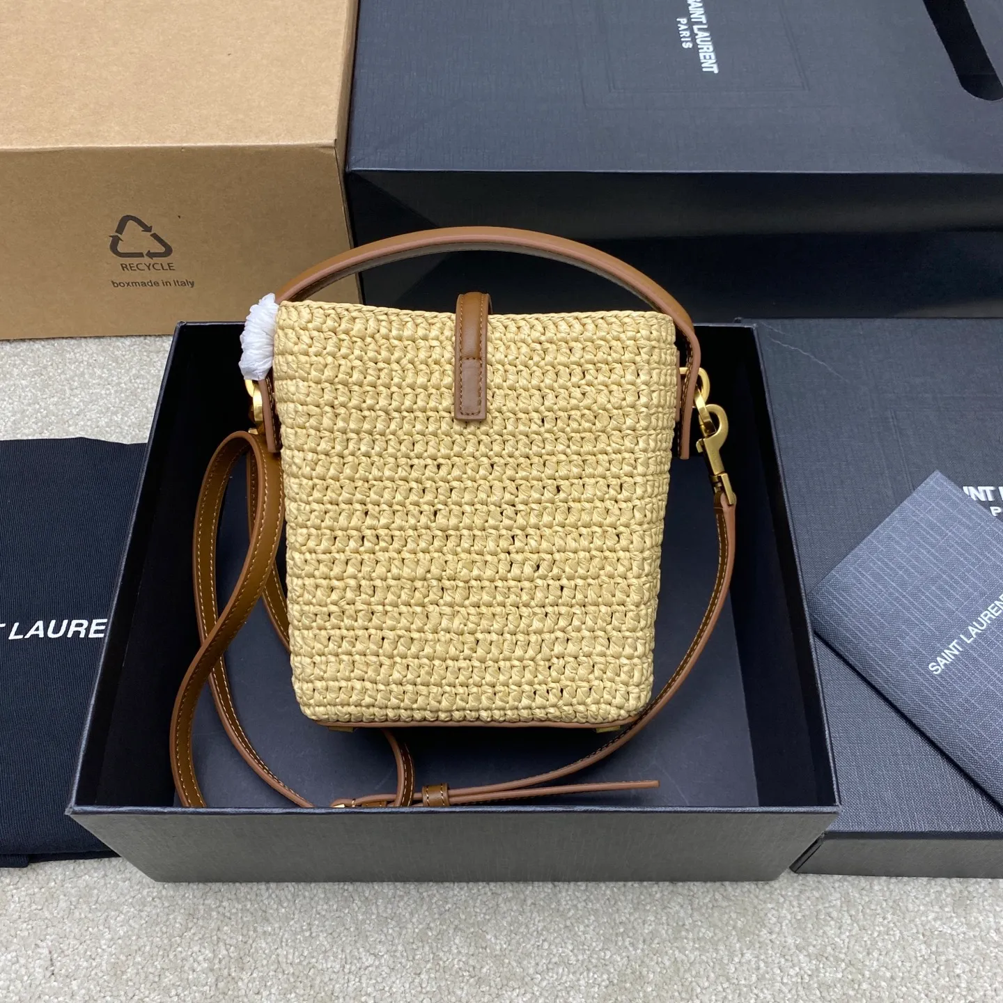Apricot woven/old gold 🌈2025 LE37 woven bucket bag, spliced ​​with raffia and vegetable tanned leather, really beautiful😍Hawaiian style, ultimate relaxation! LOGO hardware hook buckle with raffia weaving is enough to decorate the midsummer. It is full of French lazy style. It can be carried by hand or on the shoulder. The upper body is super nice. It will be online in Instagram in minutes ~ a must-have item for summer vacation and travel! Adjustable and detachable shoulder straps for multiple carrying styles, equipped with a detachable zipper bag 👑20250750 Model: 765870 [original leather] Size: 15x13x6cm