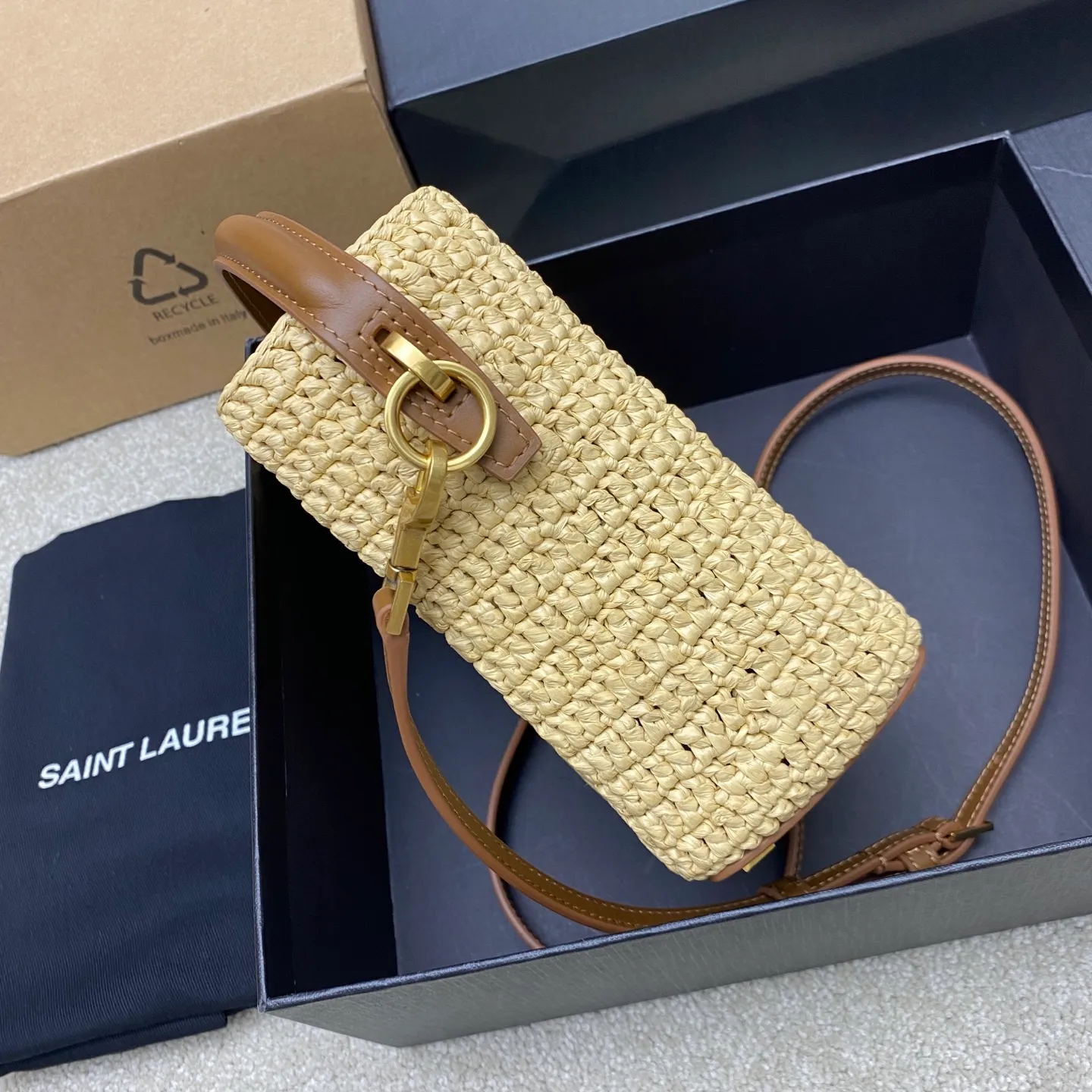 Apricot woven/old gold 🌈2025 LE37 woven bucket bag, spliced ​​with raffia and vegetable tanned leather, really beautiful😍Hawaiian style, ultimate relaxation! LOGO hardware hook buckle with raffia weaving is enough to decorate the midsummer. It is full of French lazy style. It can be carried by hand or on the shoulder. The upper body is super nice. It will be online in Instagram in minutes ~ a must-have item for summer vacation and travel! Adjustable and detachable shoulder straps for multiple carrying styles, equipped with a detachable zipper bag 👑20250750 Model: 765870 [original leather] Size: 15x13x6cm