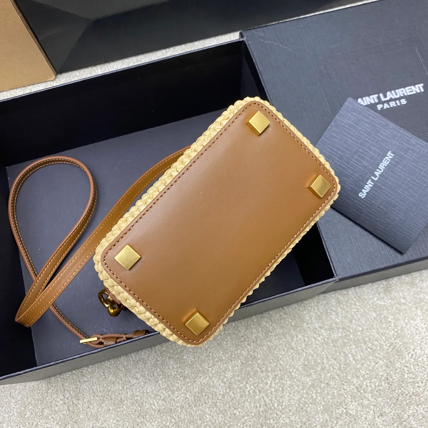 Apricot woven/old gold 🌈2025 LE37 woven bucket bag, spliced ​​with raffia and vegetable tanned leather, really beautiful😍Hawaiian style, ultimate relaxation! LOGO hardware hook buckle with raffia weaving is enough to decorate the midsummer. It is full of French lazy style. It can be carried by hand or on the shoulder. The upper body is super nice. It will be online in Instagram in minutes ~ a must-have item for summer vacation and travel! Adjustable and detachable shoulder straps for multiple carrying styles, equipped with a detachable zipper bag 👑20250750 Model: 765870 [original leather] Size: 15x13x6cm
