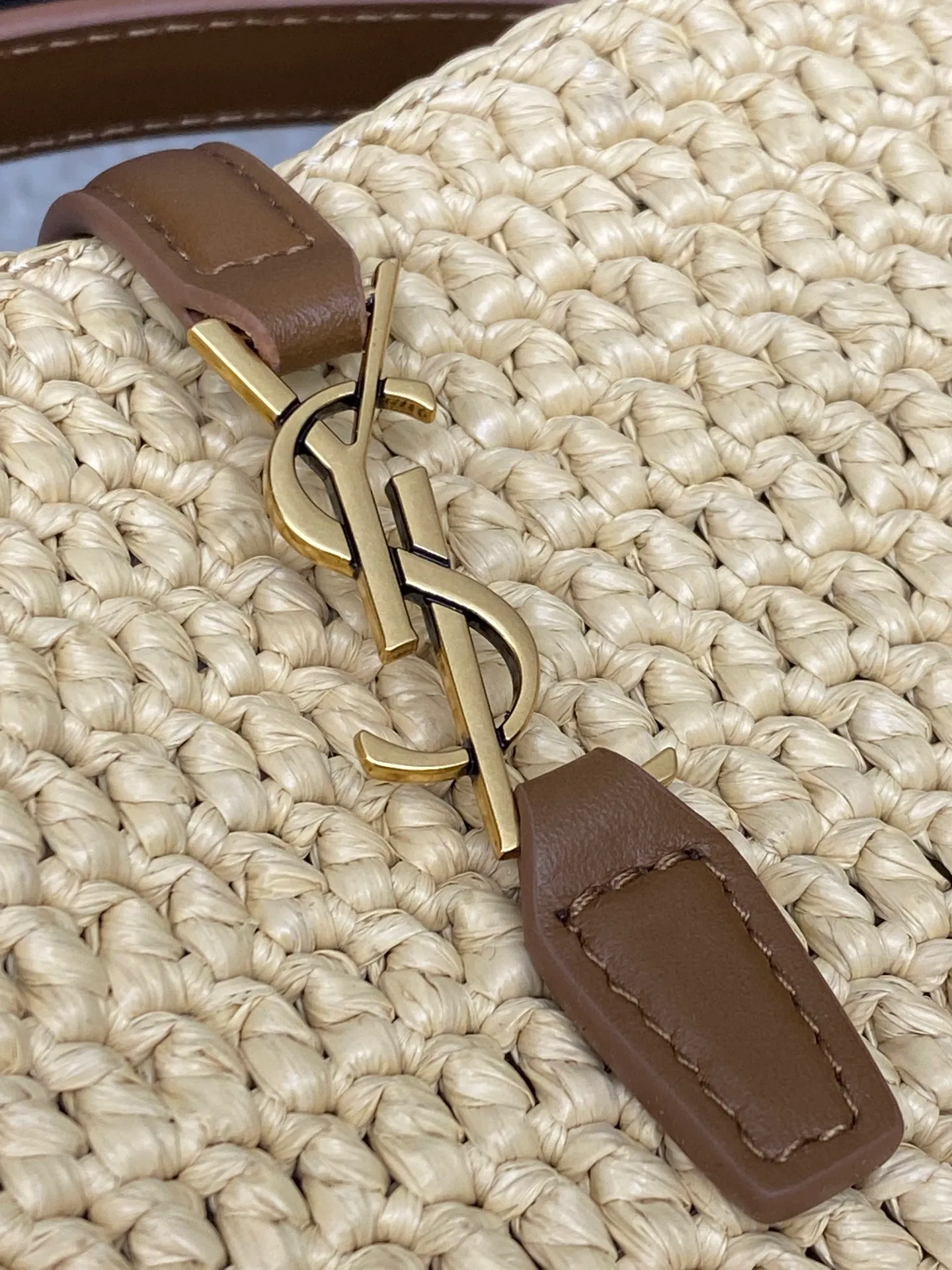 Apricot woven/old gold 🌈2025 LE37 woven bucket bag, spliced ​​with raffia and vegetable tanned leather, really beautiful😍Hawaiian style, ultimate relaxation! LOGO hardware hook buckle with raffia weaving is enough to decorate the midsummer. It is full of French lazy style. It can be carried by hand or on the shoulder. The upper body is super nice. It will be online in Instagram in minutes ~ a must-have item for summer vacation and travel! Adjustable and detachable shoulder straps for multiple carrying styles, equipped with a detachable zipper bag 👑20250750 Model: 765870 [original leather] Size: 15x13x6cm