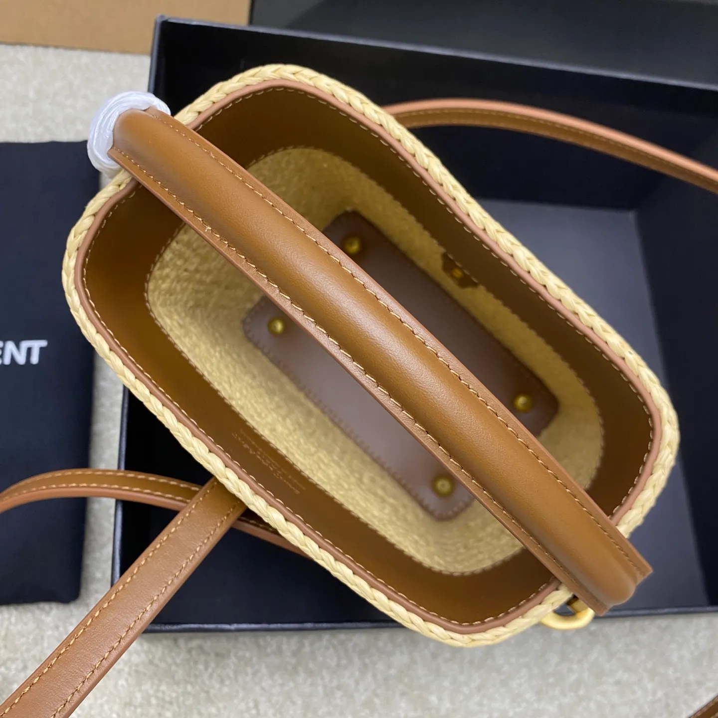 Apricot woven/old gold 🌈2025 LE37 woven bucket bag, spliced ​​with raffia and vegetable tanned leather, really beautiful😍Hawaiian style, ultimate relaxation! LOGO hardware hook buckle with raffia weaving is enough to decorate the midsummer. It is full of French lazy style. It can be carried by hand or on the shoulder. The upper body is super nice. It will be online in Instagram in minutes ~ a must-have item for summer vacation and travel! Adjustable and detachable shoulder straps for multiple carrying styles, equipped with a detachable zipper bag 👑20250750 Model: 765870 [original leather] Size: 15x13x6cm