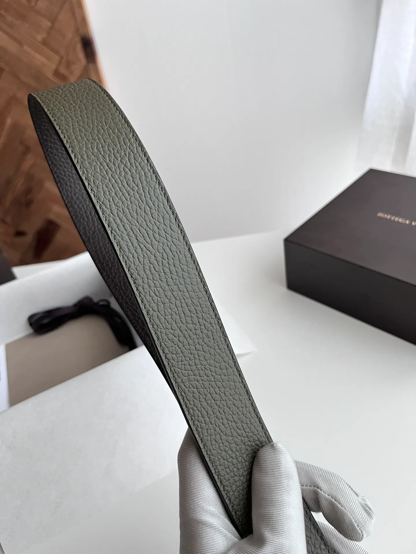 💰520💰Full package💰 💍Purchase grade BV 2024 latest men's belt Double-sided Italian original pebbled calfskin with slightly retro silver pin buckle Logo on the side The buckle is a woven plaid design Width 35MM