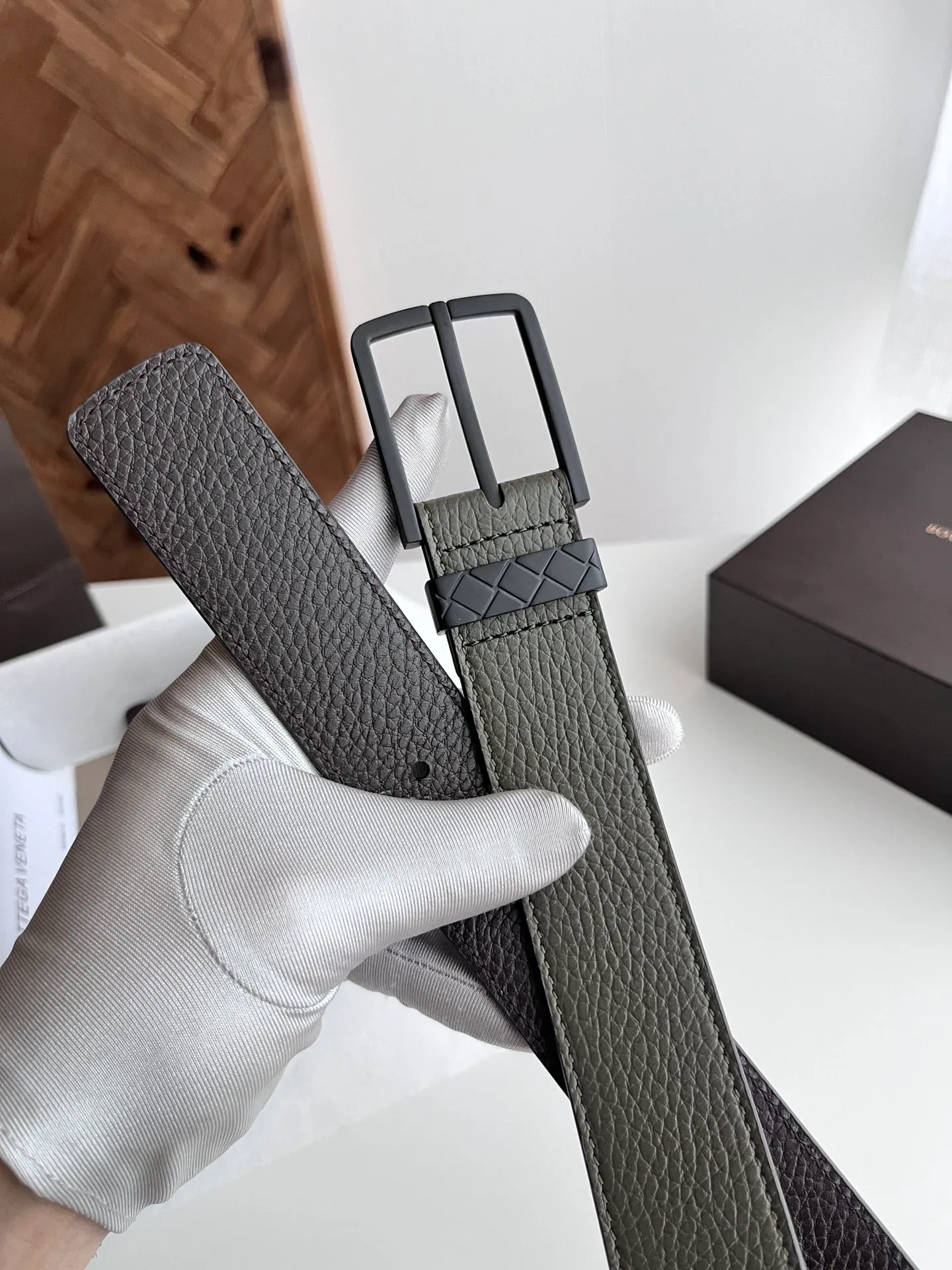 💰520💰Full package💰 💍Purchase grade BV 2024 latest men's belt Double-sided Italian original pebbled calfskin with slightly retro silver pin buckle Logo on the side The buckle is a woven plaid design Width 35MM