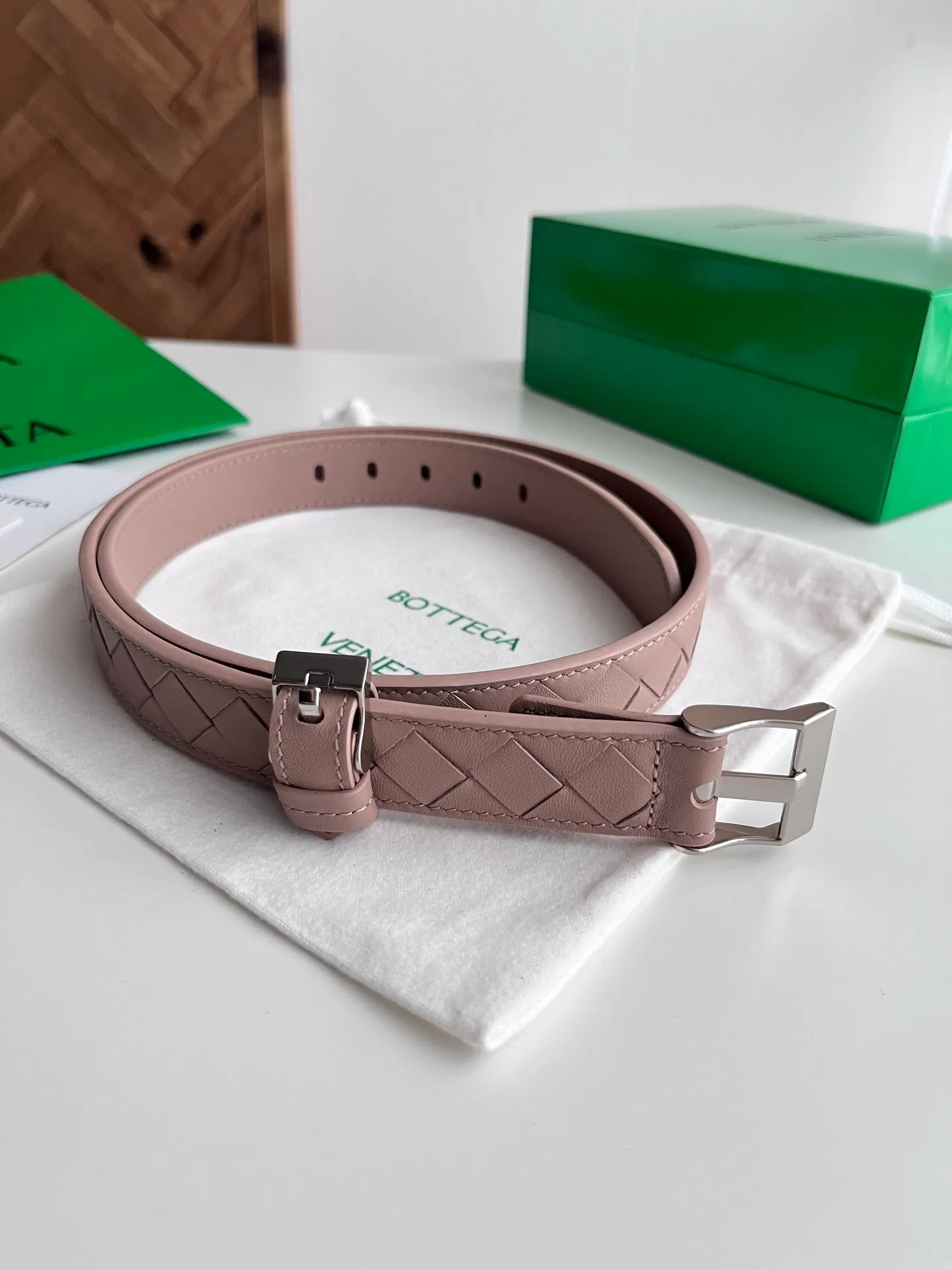 💰520💰Full package💰 💍Purchasing-grade BV 2025 new women's woven belt, pure handmade intreccio small plaid weaving, double-sided Italian calfskin with micro-retro silver buckle design pin buckle, removable leather cover also has a buckle design👍 Width 2.5cm Color: lotus root