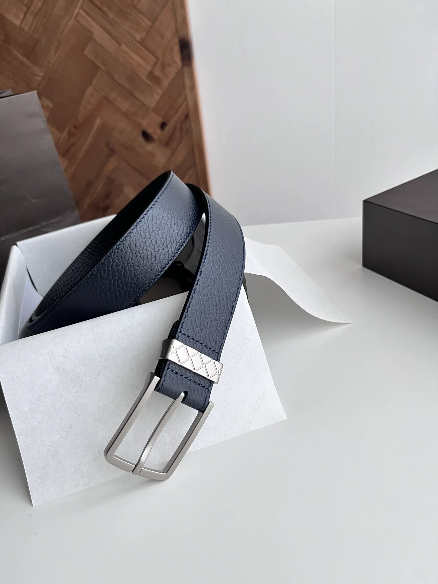 💰520💰Full package💰 💍Purchase grade BV 2024 latest men's belt Double-sided Italian original pebbled calfskin with slightly retro silver pin buckle Logo on the side The buckle is a woven plaid design Width 35MM