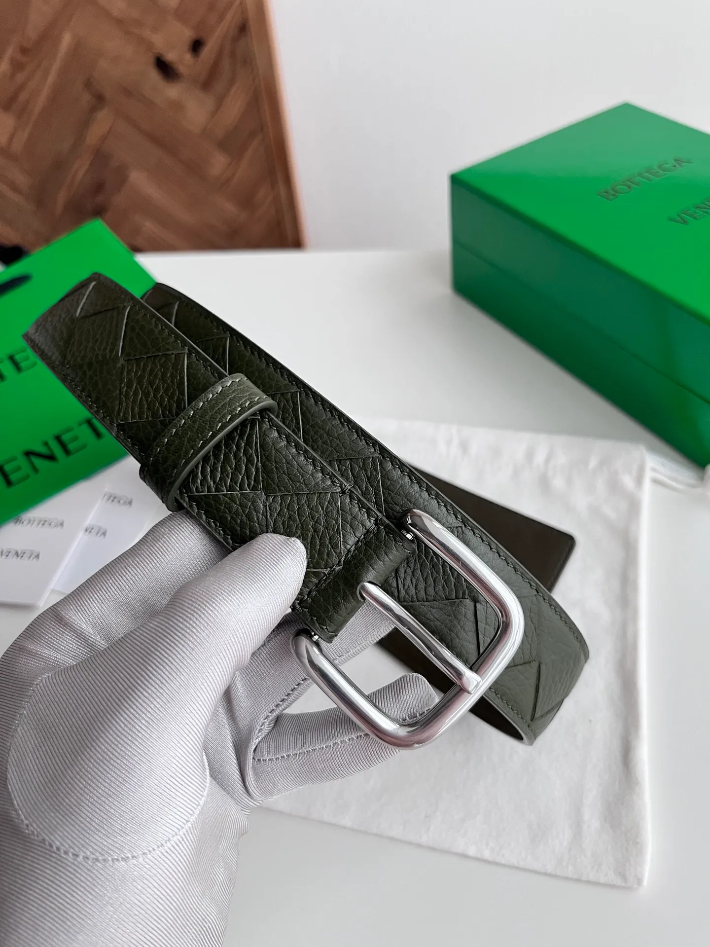 💰560💰Full package💰 💍Purchase level BV 2025 latest men's woven belt Handmade intreccio large plaid weaving Italian pebbled calfskin with slightly retro silver pin buckle Flat needle➕flat hole design Movable leather loop Width 35MM Color: Wild Green