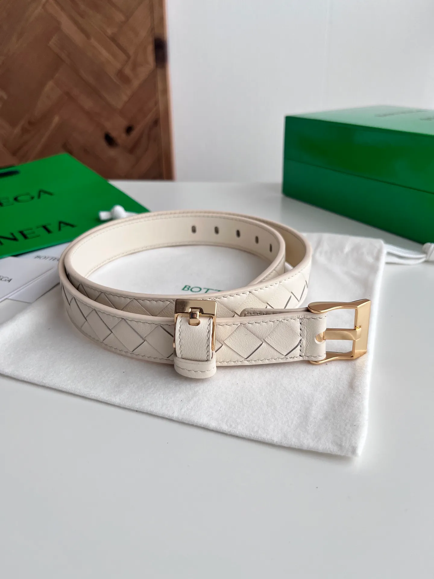 💰520💰Full package💰 💍Purchasing-grade BV 2025 new women's woven belt, pure handmade intreccio small plaid weaving, double-sided Italian calfskin with micro-retro gold buckle design pin buckle, removable leather case also has a buckle design👍 Width 2.5cm Color: plaster white