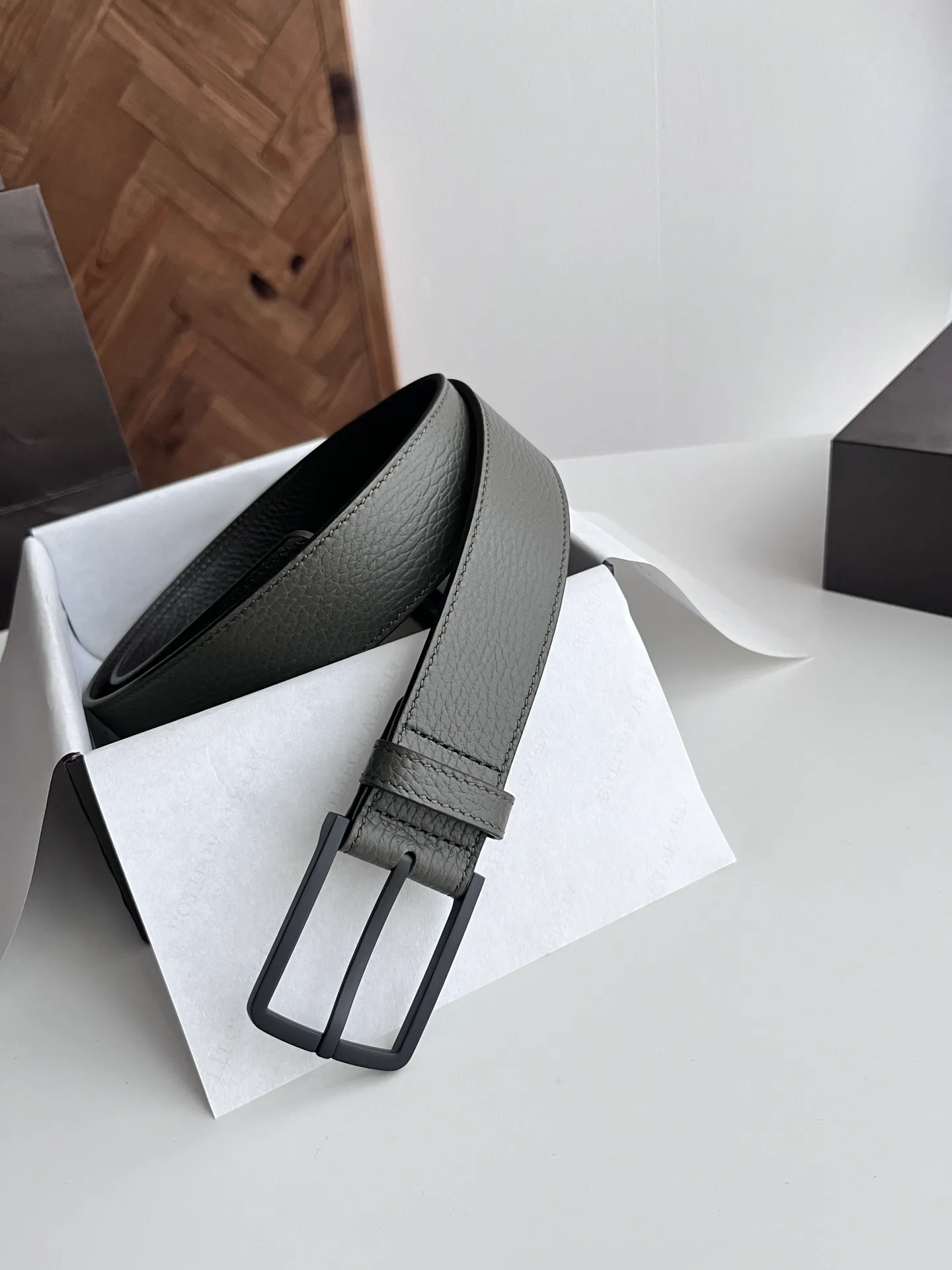 💰502💰Full set of packaging💰 💍Purchase level Bv⚡️🌹2025 latest men's flat belt, double-sided Italian pebbled calfskin with vacuum gun-colored pin buckle, logo on the side⚡️🌹Width 35MM