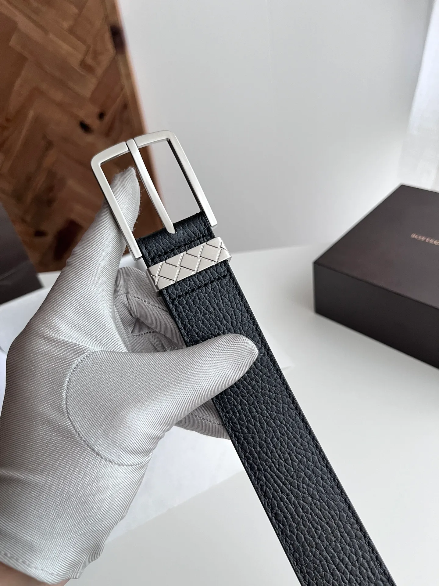 💰520💰Full package💰 💍Purchase grade BV 2024 latest men's belt Double-sided Italian original pebbled calfskin with slightly retro silver pin buckle Logo on the side The buckle is a woven plaid design Width 35MM