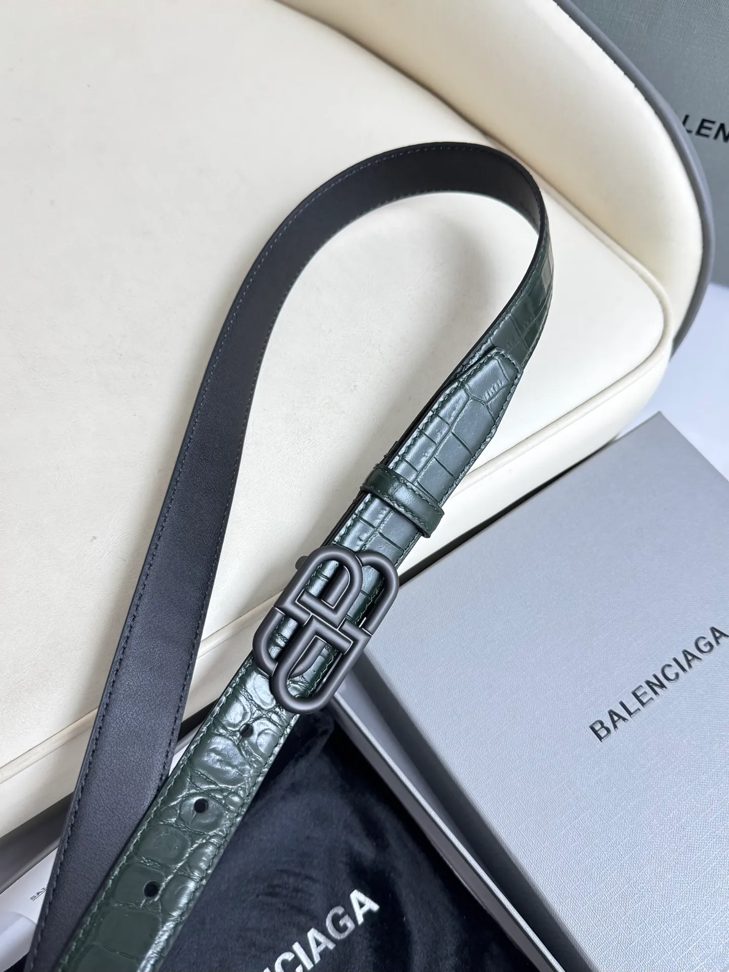💰460💰Full package💰 💍Purchase level Balenciaga width 2.5cm is a French luxury brand, one of the most influential brands in the fashion industry. The designer originates from: urban fashion trend and unique design style, made of imported calfskin; paired with pure copper retro hardware to make it more attractive. A versatile product worth owning