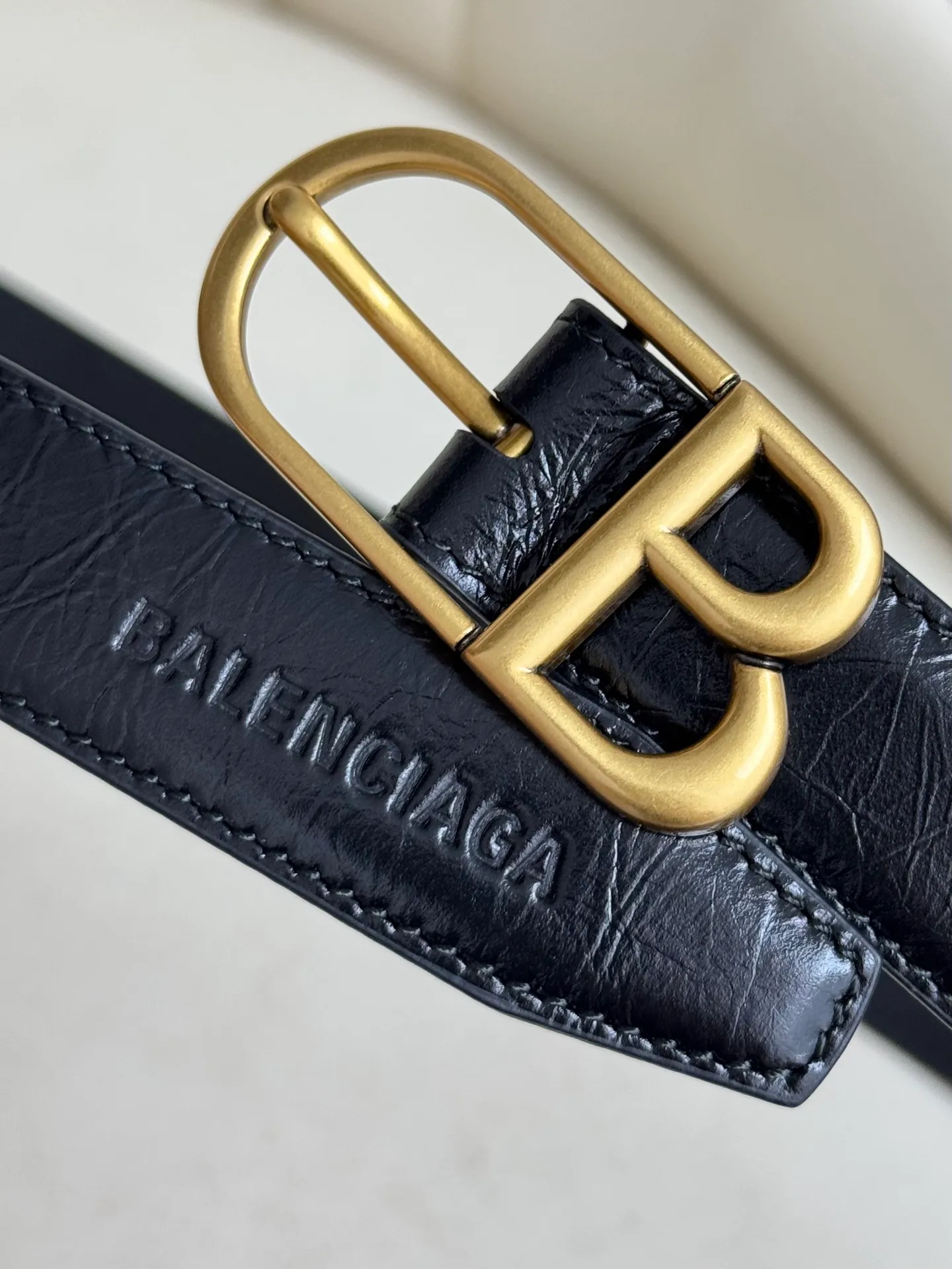 Balenciaga width 2.5cm is a French luxury brand with a status as one of the most influential brands in the fashion industry. The designer originates from: urban fashion trend and unique design style, made of imported calfskin; paired with pure copper retro hardware to make it more attractive. A versatile product worth owning