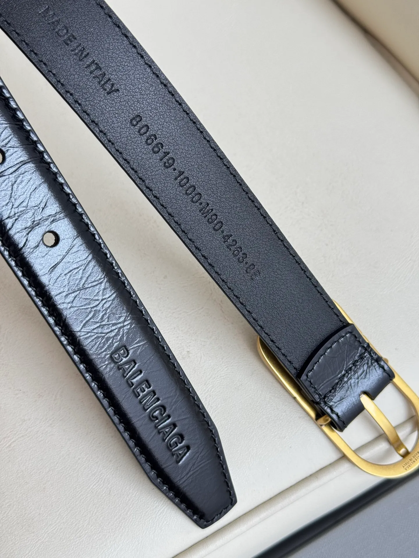 Balenciaga width 2.5cm is a French luxury brand with a status as one of the most influential brands in the fashion industry. The designer originates from: urban fashion trend and unique design style, made of imported calfskin; paired with pure copper retro hardware to make it more attractive. A versatile product worth owning