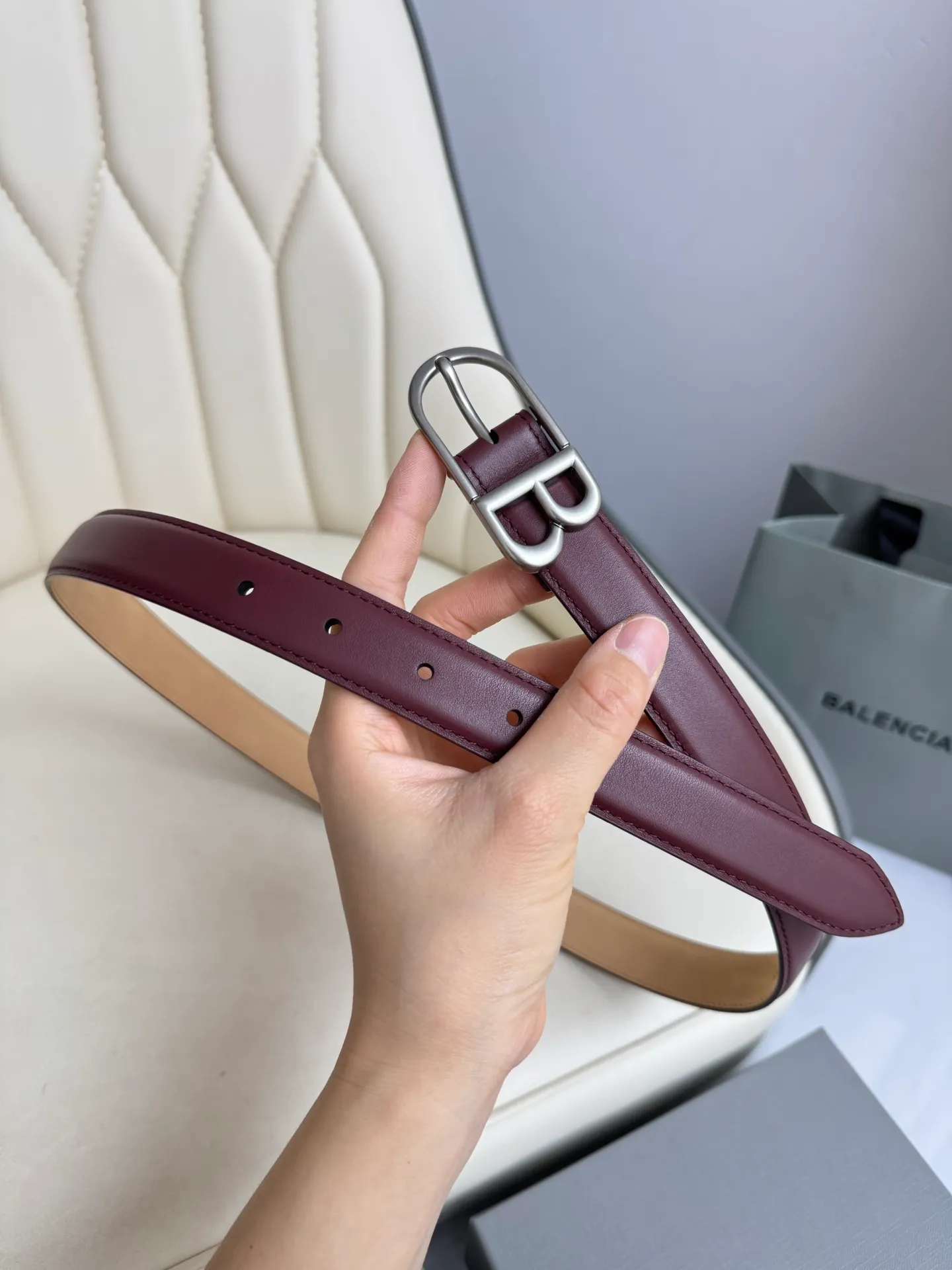 Balenciaga width 2.5cm is a French luxury brand with a status as one of the most influential brands in the fashion industry. The designer originates from: urban fashion trend and unique design style, made of imported calfskin; paired with pure copper retro hardware to make it more attractive. A versatile product worth owning