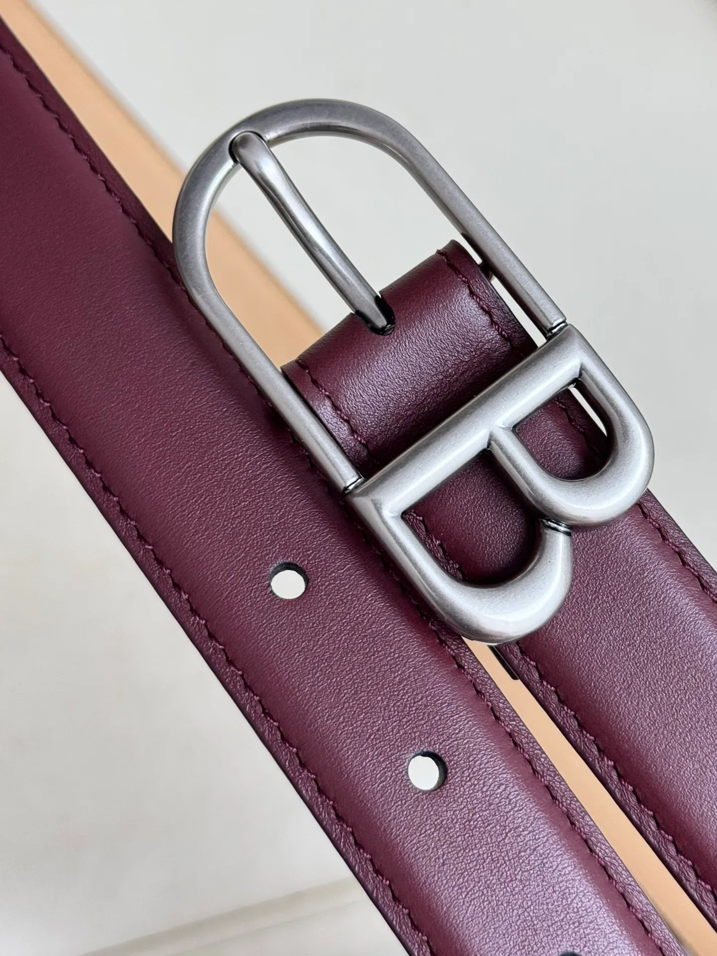 Balenciaga width 2.5cm is a French luxury brand with a status as one of the most influential brands in the fashion industry. The designer originates from: urban fashion trend and unique design style, made of imported calfskin; paired with pure copper retro hardware to make it more attractive. A versatile product worth owning