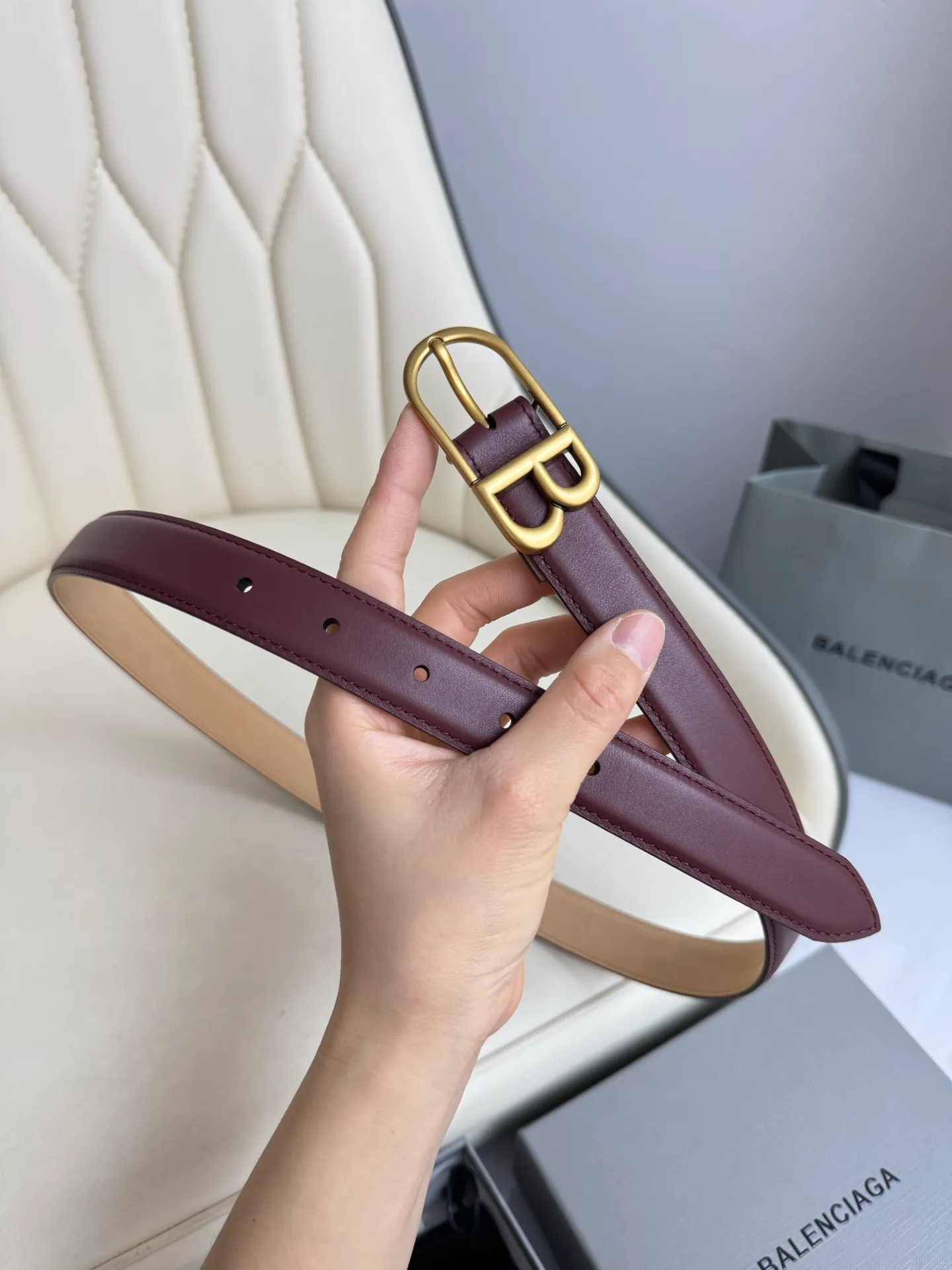 Balenciaga width 2.5cm is a French luxury brand with a status as one of the most influential brands in the fashion industry. The designer originates from: urban fashion trend and unique design style, made of imported calfskin; paired with pure copper retro hardware to make it more attractive. A versatile product worth owning