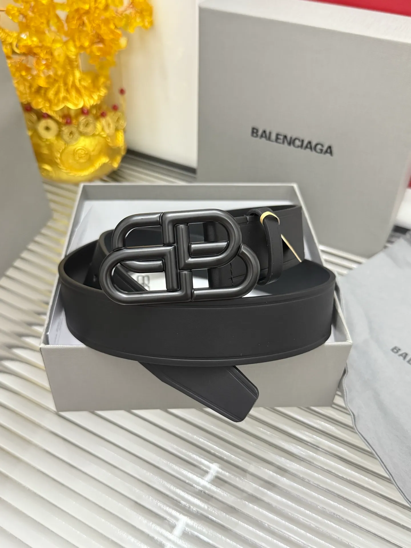 ✅Width: 𝟑.𝟱𝗰𝗺 ❑ Balenciaga « Comes with a complete set 🛍Original packaging at the counter » Classic original imported calfskin black plain with high-quality pure copper sand black buckle ❑ Purchasing genuine goods · Fine and perfect wiring, exquisite and neat details ❗️Original high quality P440