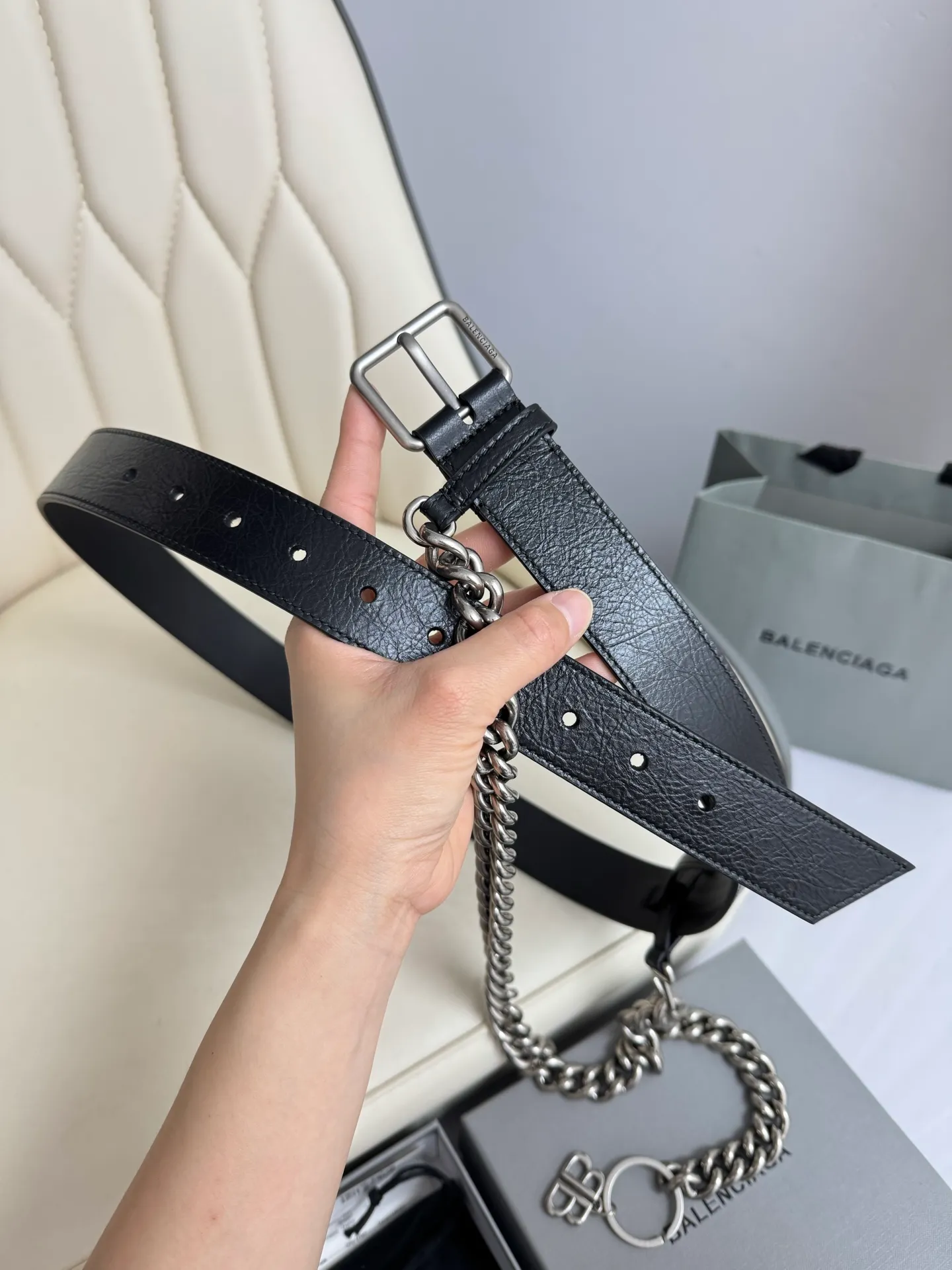 Balenciaga width 3.5cm is a French luxury brand with a status as one of the most influential brands in the fashion industry. The designer originates from: urban fashion trend and unique design style, made of imported calfskin; paired with pure copper retro hardware to make it more attractive. A versatile product worth owning
