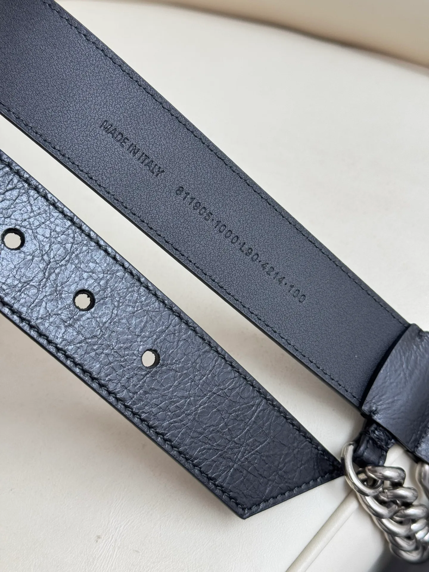 Balenciaga width 3.5cm is a French luxury brand with a status as one of the most influential brands in the fashion industry. The designer originates from: urban fashion trend and unique design style, made of imported calfskin; paired with pure copper retro hardware to make it more attractive. A versatile product worth owning