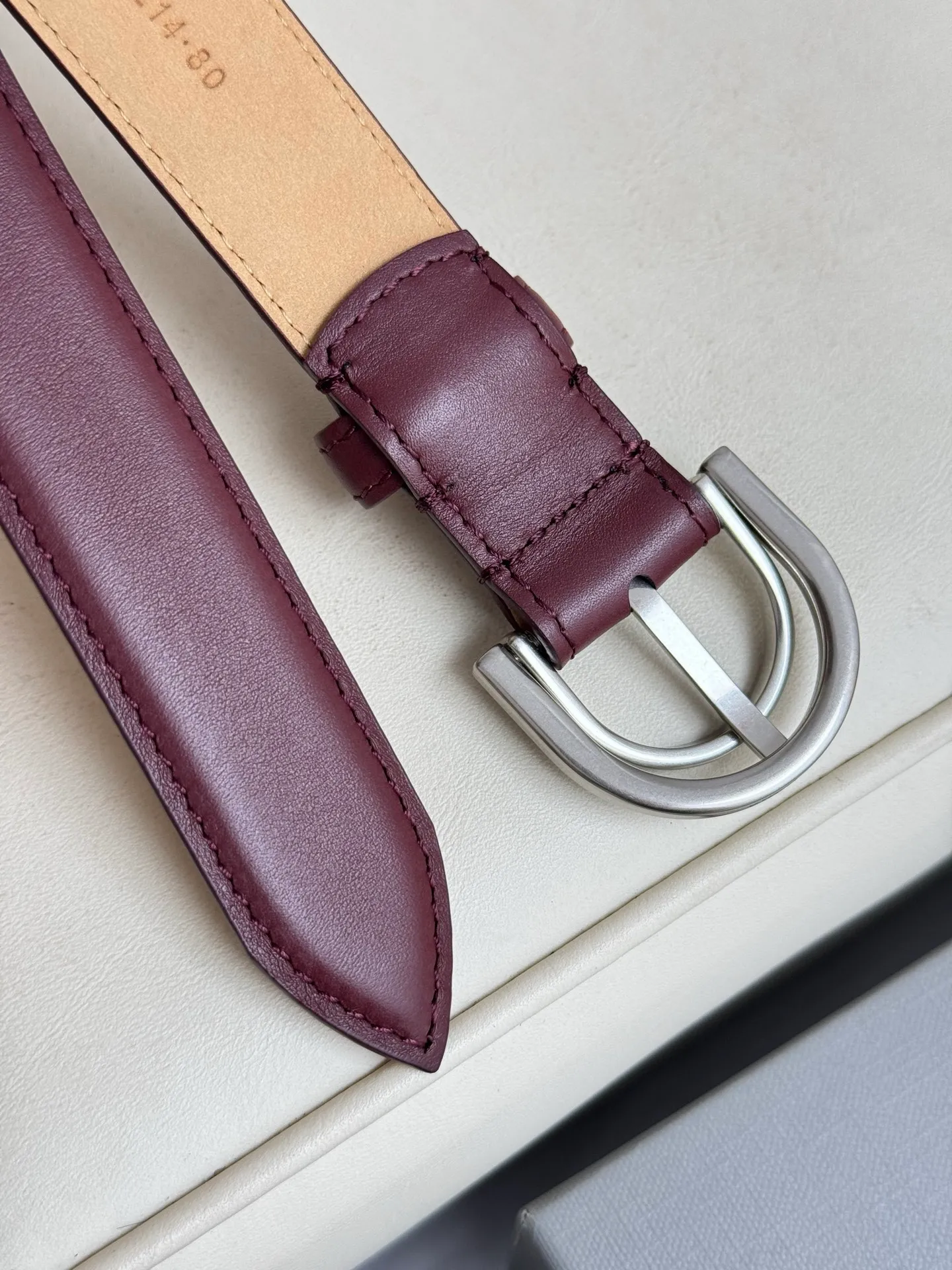 Balenciaga width 2.5cm is a French luxury brand with a status as one of the most influential brands in the fashion industry. The designer originates from: urban fashion trend and unique design style, made of imported calfskin; paired with pure copper retro hardware to make it more attractive. A versatile product worth owning
