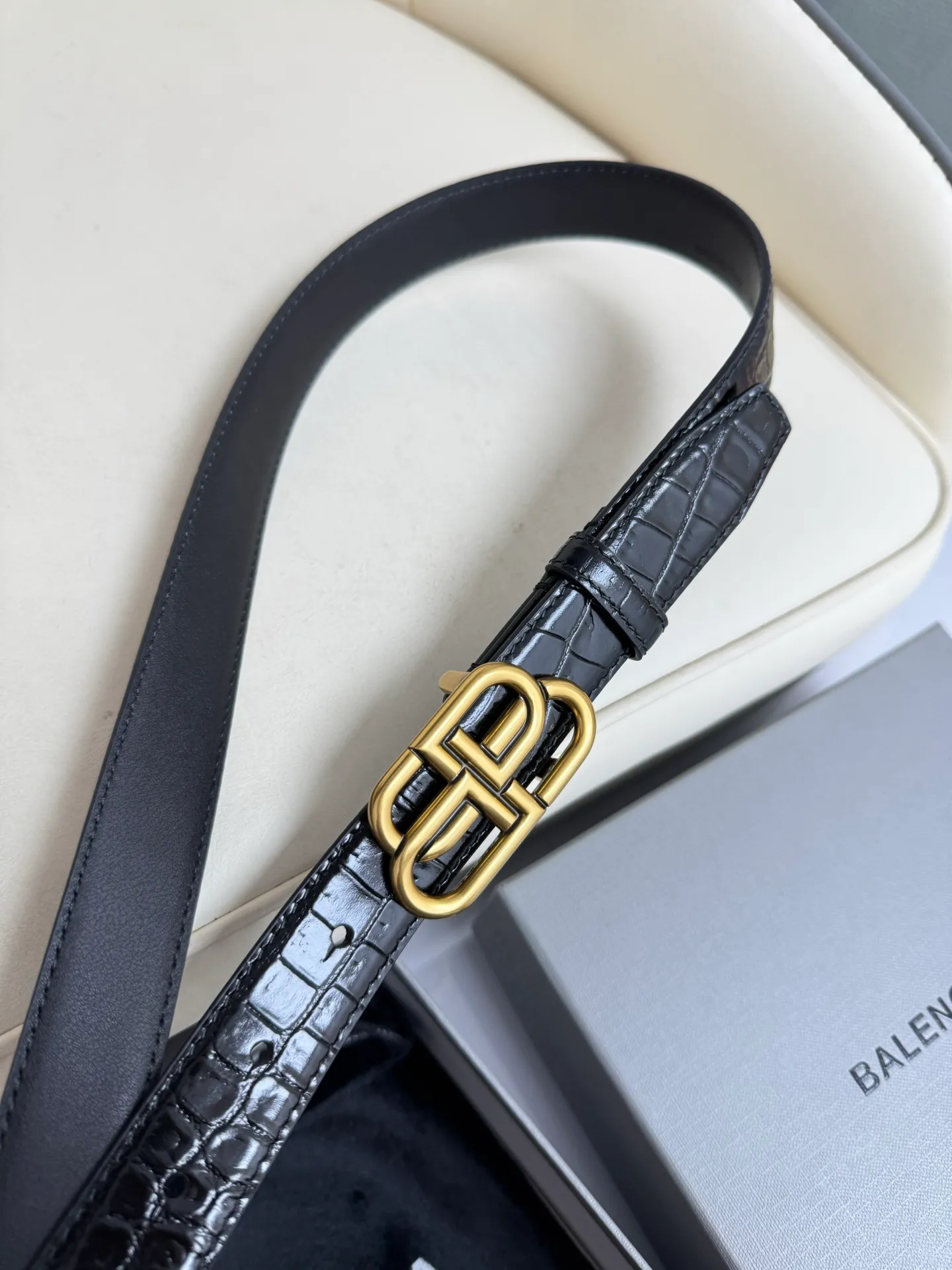 💰460💰Full package💰 💍Purchase level Balenciaga width 2.5cm is a French luxury brand, one of the most influential brands in the fashion industry. The designer originates from: urban fashion trend and unique design style, made of imported calfskin; paired with pure copper retro hardware to make it more attractive. A versatile product worth owning