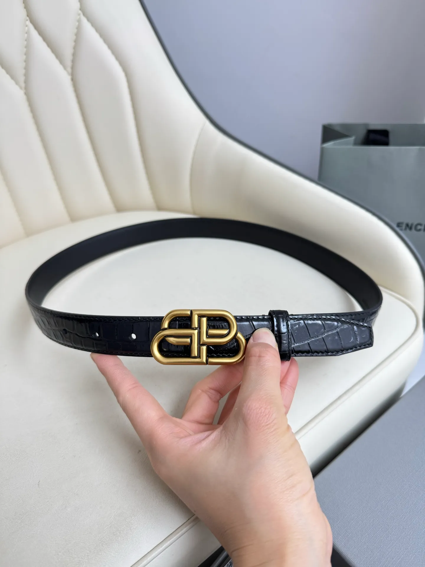 💰460💰Full package💰 💍Purchase level Balenciaga width 2.5cm is a French luxury brand, one of the most influential brands in the fashion industry. The designer originates from: urban fashion trend and unique design style, made of imported calfskin; paired with pure copper retro hardware to make it more attractive. A versatile product worth owning
