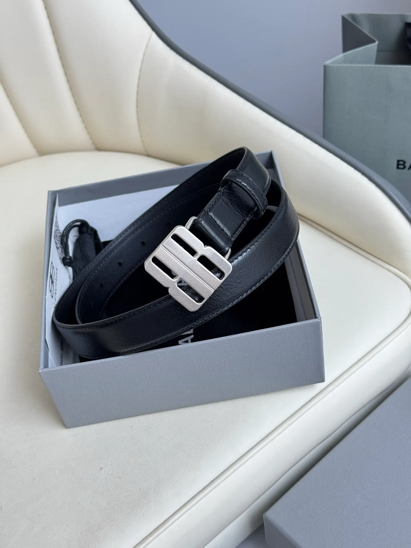 Balenciaga width 2.5cm is a French luxury brand with a status as one of the most influential brands in the fashion industry. The designer originates from: urban fashion trend and unique design style, made of imported calfskin; paired with pure copper retro hardware to make it more attractive. A versatile product worth owning