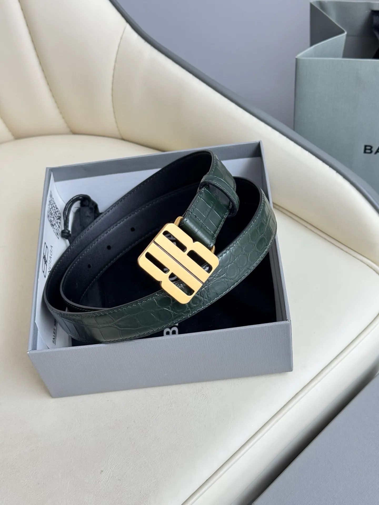 Balenciaga width 2.5cm is a French luxury brand with a status as one of the most influential brands in the fashion industry. The designer originates from: urban fashion trend and unique design style, made of imported calfskin; paired with pure copper retro hardware to make it more attractive. A versatile product worth owning