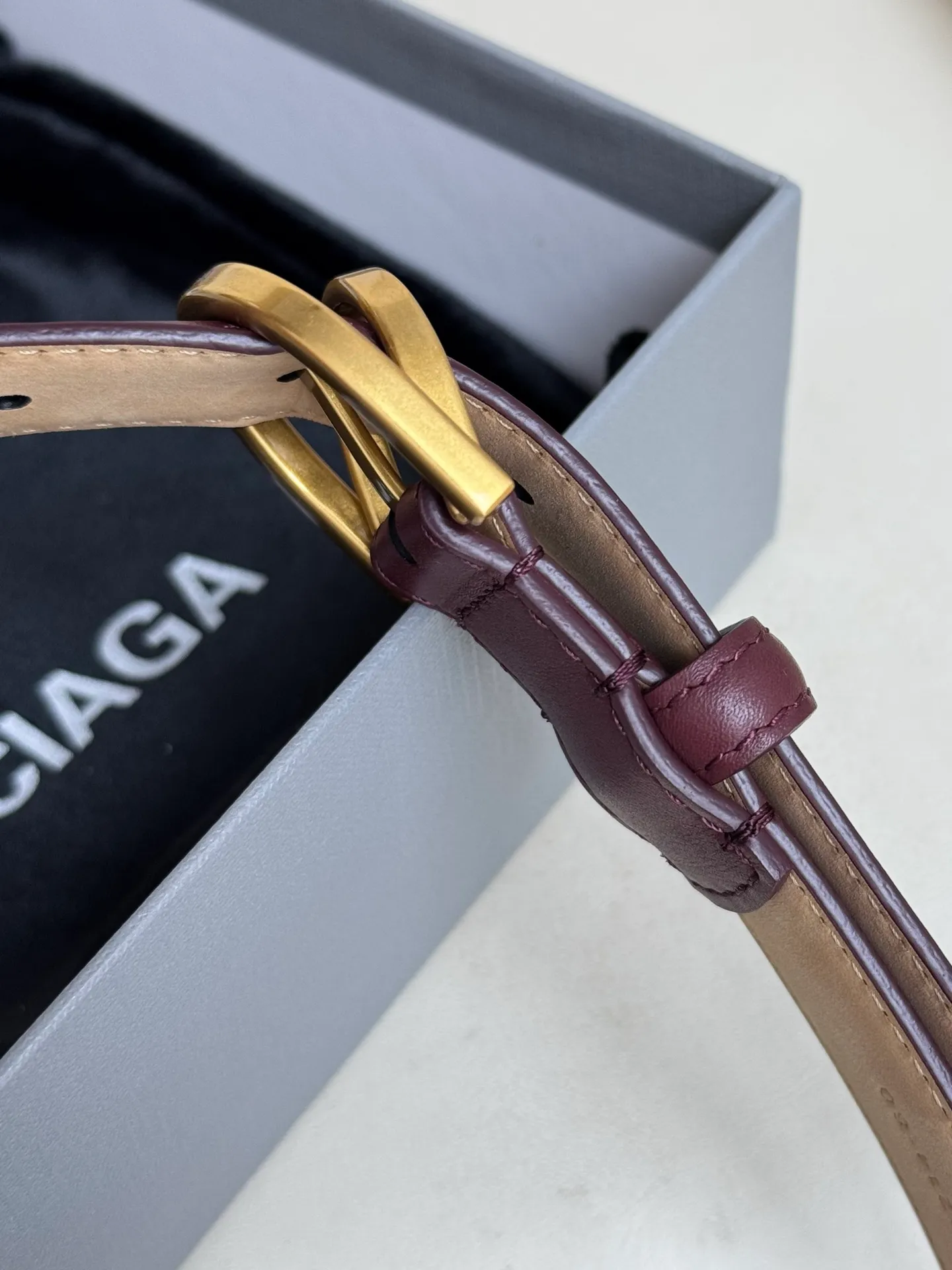Balenciaga width 2.5cm is a French luxury brand with a status as one of the most influential brands in the fashion industry. The designer originates from: urban fashion trend and unique design style, made of imported calfskin; paired with pure copper retro hardware to make it more attractive. A versatile product worth owning