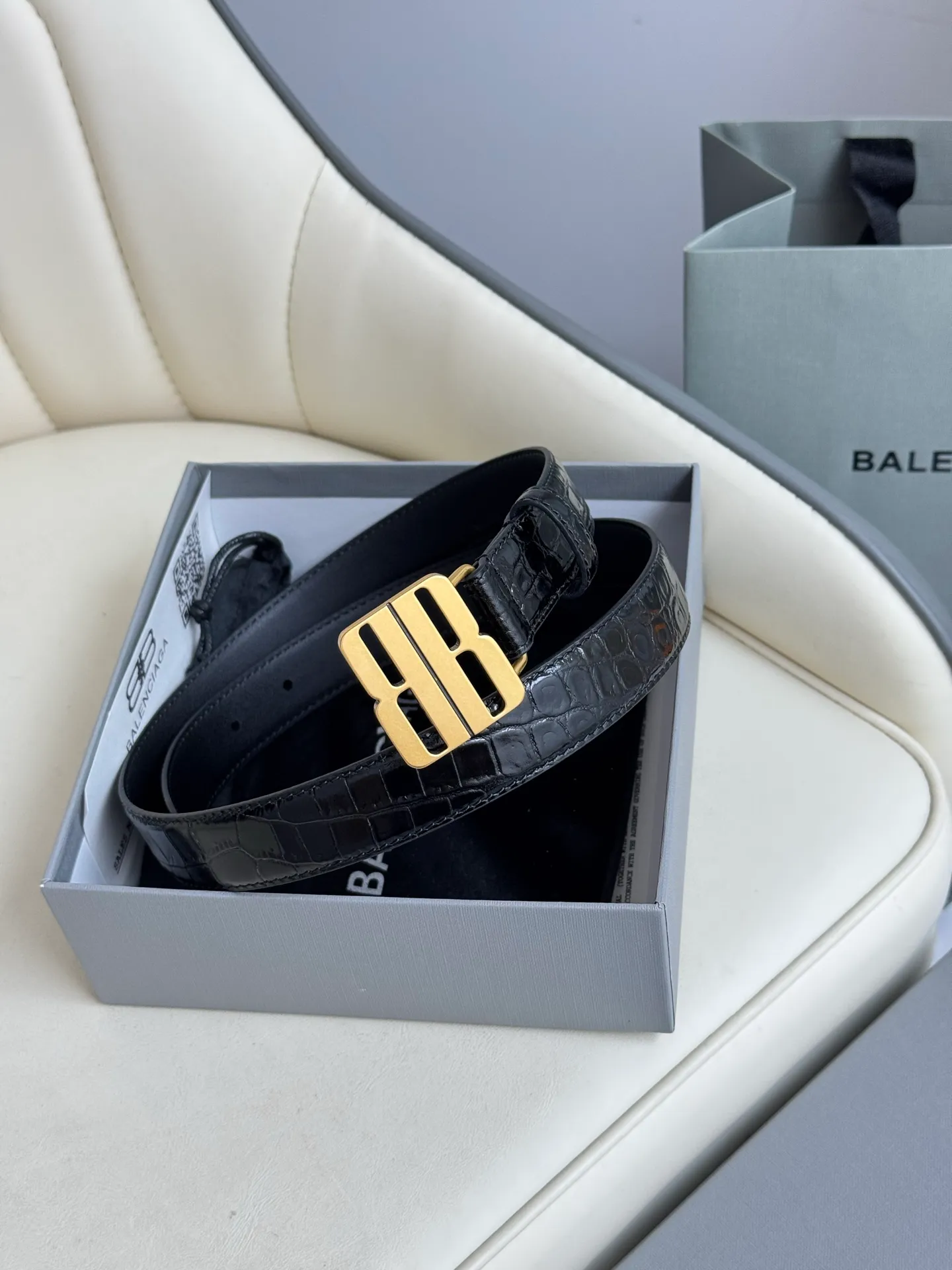 Balenciaga width 2.5cm is a French luxury brand with a status as one of the most influential brands in the fashion industry. The designer originates from: urban fashion trend and unique design style, made of imported calfskin; paired with pure copper retro hardware to make it more attractive. A versatile product worth owning