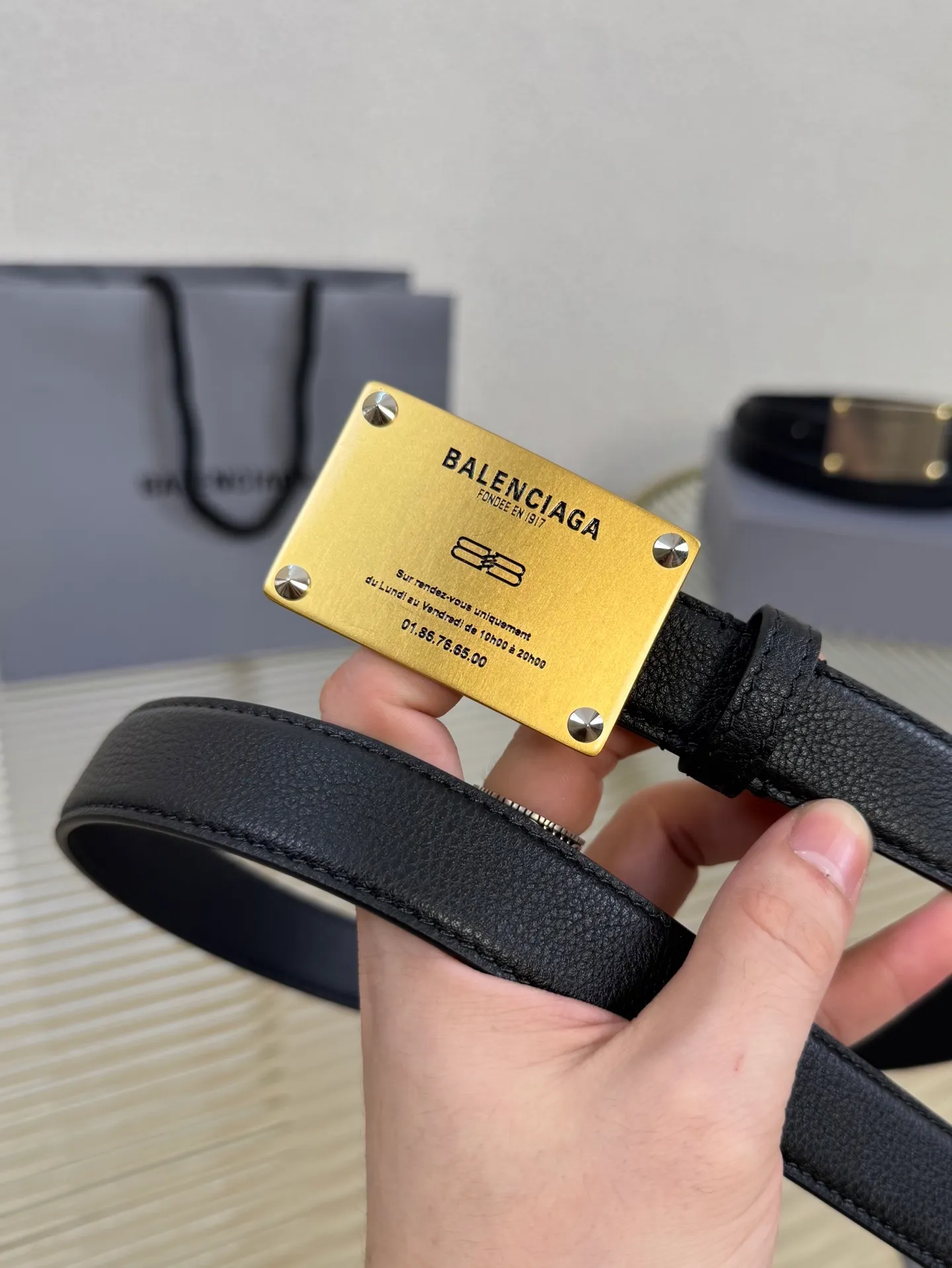 💰440💰Full package💰 💍Purchase level Balenciaga⚡️🌹Balenciaga⚡️🌹Width 2.5cm is a French luxury brand, one of the most influential brands in the fashion industry. The designer originates from: urban fashion trend and unique design style, made of imported calfskin; paired with pure copper retro hardware to make it more attractive. A versatile product worth owning
