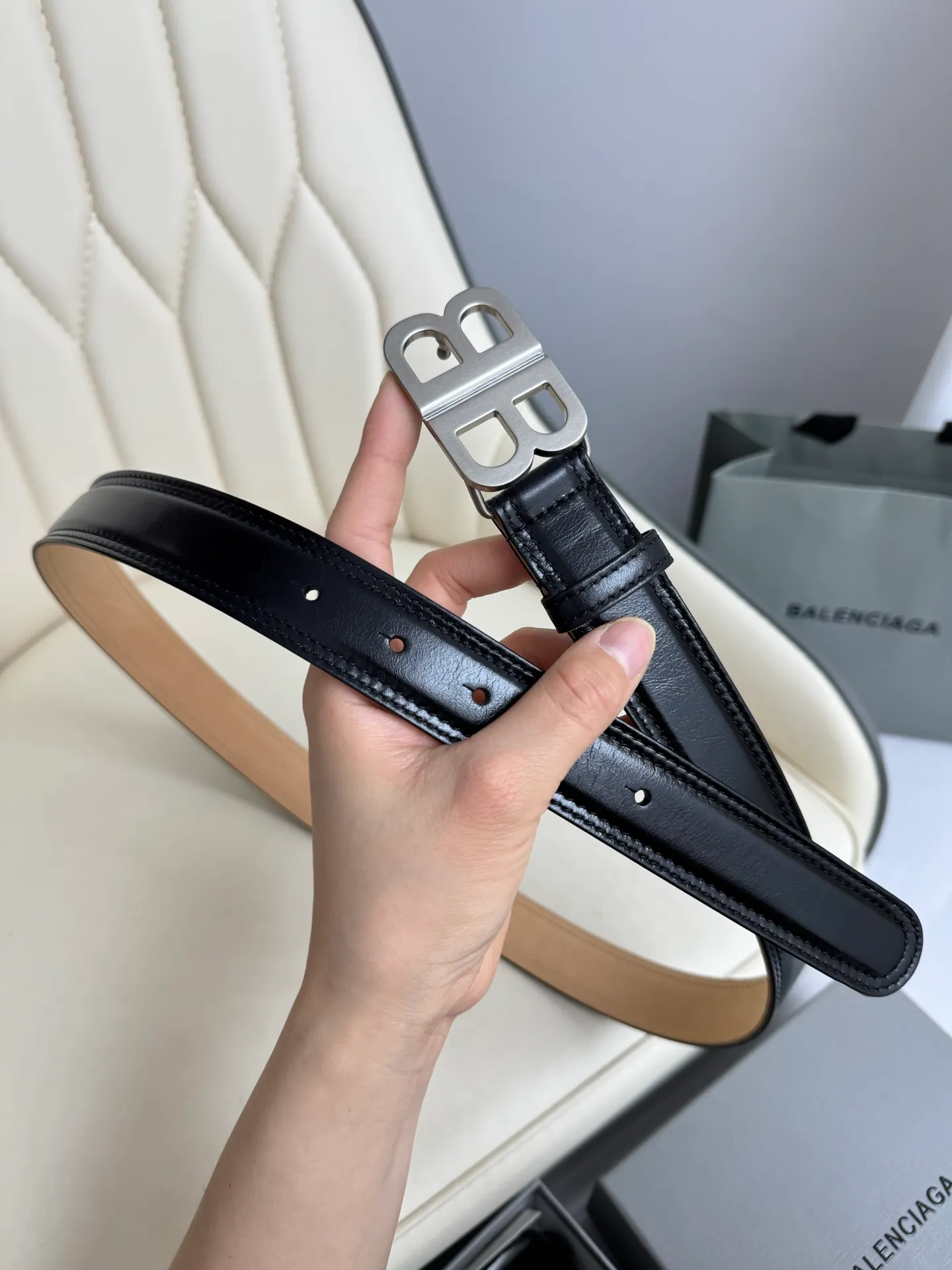 💰480💰Full package💰 💍Purchase level Balenciaga width 3.0cm is a French luxury brand, one of the most influential brands in the fashion industry. The designer originates from: urban fashion trend and unique design style, made of imported calfskin; paired with pure copper retro hardware to make it more attractive. A versatile product worth owning