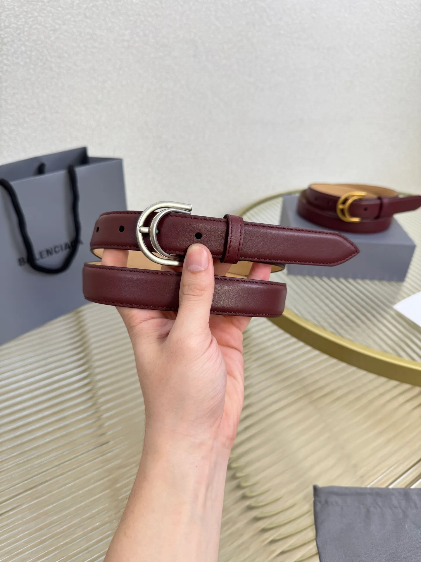 Balenciaga width 2.5cm is a French luxury brand with a status as one of the most influential brands in the fashion industry. The designer originates from: urban fashion trend and unique design style, made of imported calfskin; paired with pure copper retro hardware to make it more attractive. A versatile product worth owning