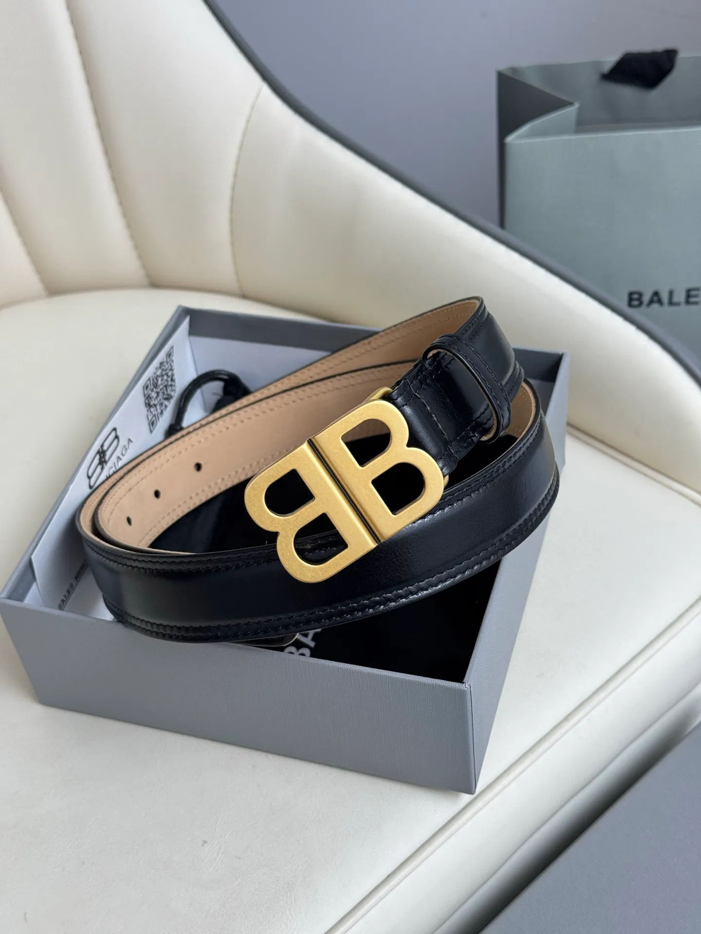 💰480💰Full package💰 💍Purchase level Balenciaga width 3.0cm is a French luxury brand, one of the most influential brands in the fashion industry. The designer originates from: urban fashion trend and unique design style, made of imported calfskin; paired with pure copper retro hardware to make it more attractive. A versatile product worth owning