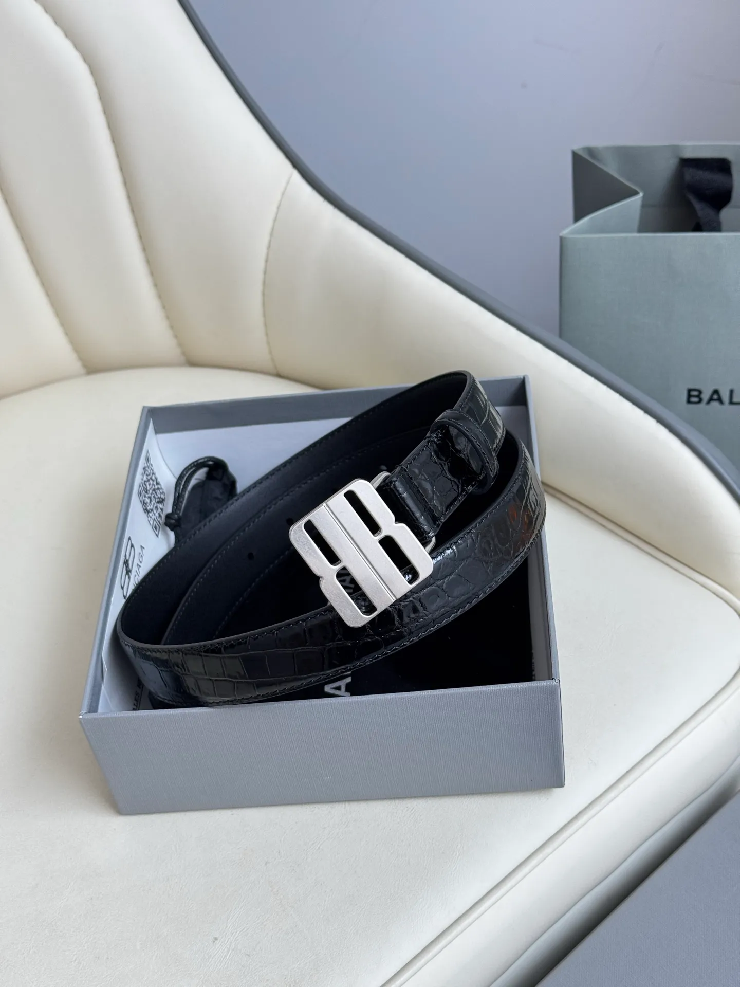 Balenciaga width 2.5cm is a French luxury brand with a status as one of the most influential brands in the fashion industry. The designer originates from: urban fashion trend and unique design style, made of imported calfskin; paired with pure copper retro hardware to make it more attractive. A versatile product worth owning