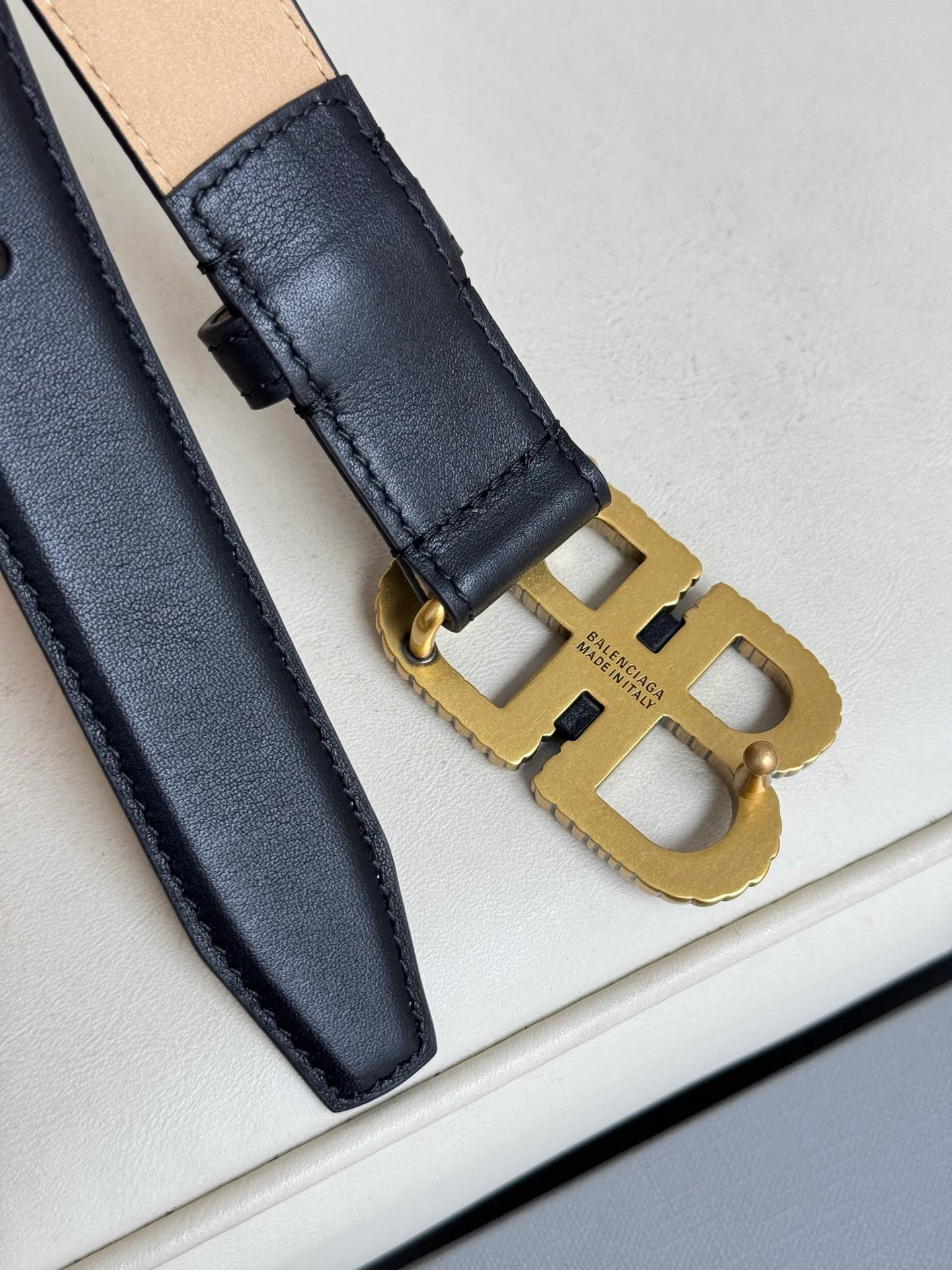 💰480💰Full package💰 💍Purchase level Balenciaga width 2.5cm is a French luxury brand, one of the most influential brands in the fashion industry. The designer originates from: urban fashion trend and unique design style, made of imported calfskin; paired with pure copper retro hardware to make it more attractive. A versatile product worth owning