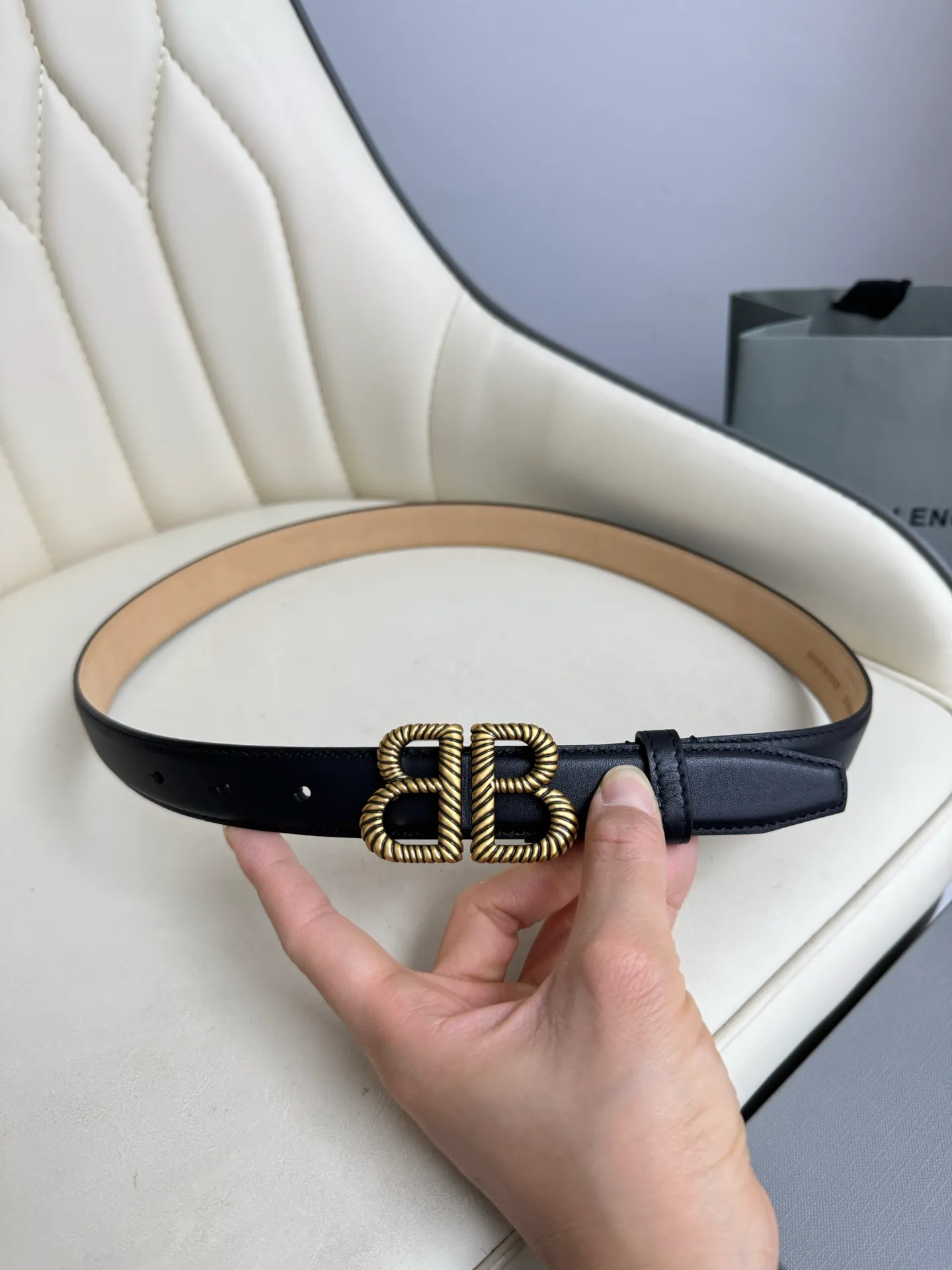 💰480💰Full package💰 💍Purchase level Balenciaga width 2.5cm is a French luxury brand, one of the most influential brands in the fashion industry. The designer originates from: urban fashion trend and unique design style, made of imported calfskin; paired with pure copper retro hardware to make it more attractive. A versatile product worth owning