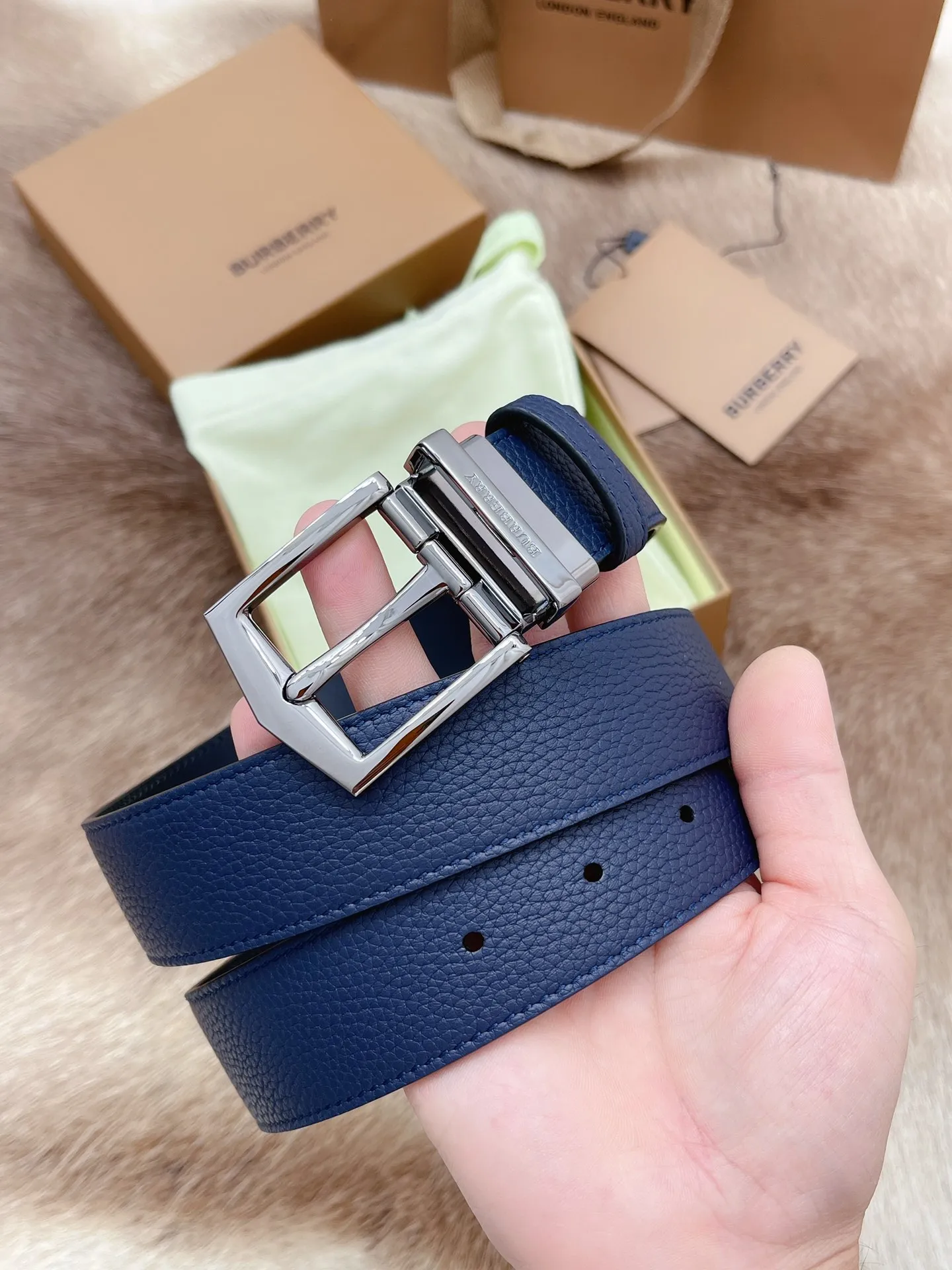 💰400💰Authentic packaging💰 💍Purchase-grade Burberry men's belt. Trading company order exported to Italy. Authentic size 3.5cm. OEM original leather material. Brass hardware vacuum plating to create the original taste of the product!