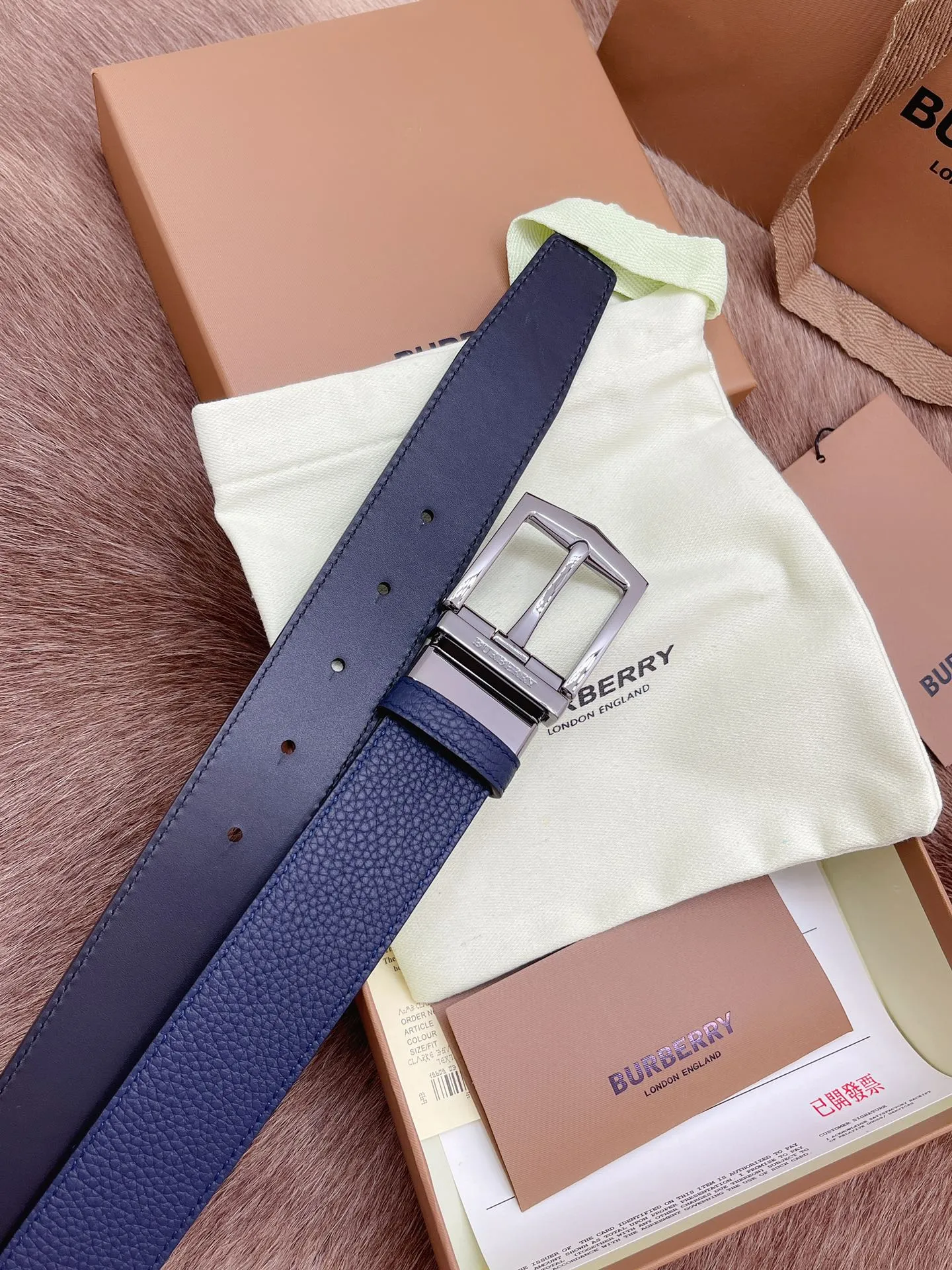 💰400💰Authentic packaging💰 💍Purchase-grade Burberry men's belt. Trading company order exported to Italy. Authentic size 3.5cm. OEM original leather material. Brass hardware vacuum plating to create the original taste of the product!
