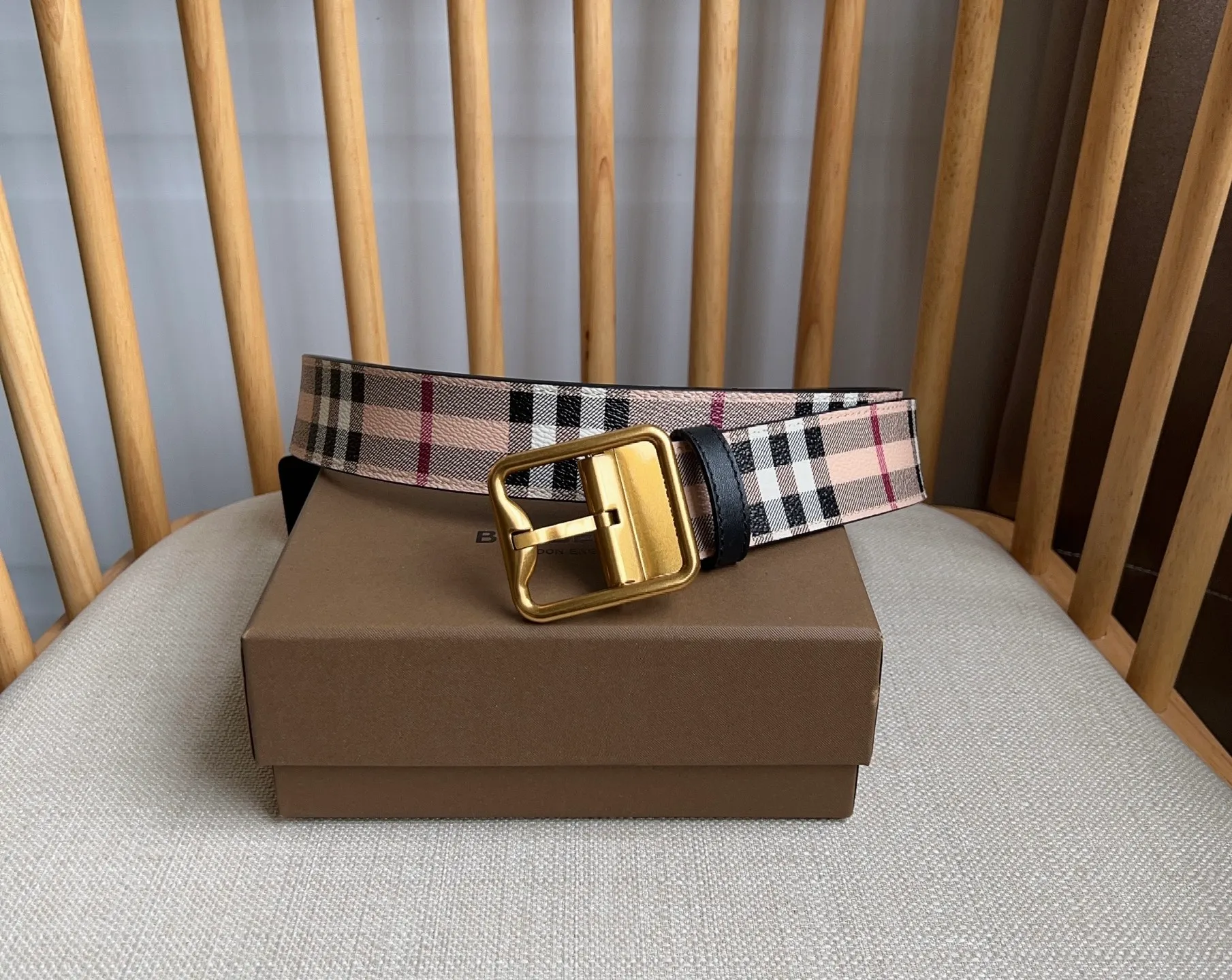 💰480💰Full package💰 💍Purchase level new Burberry ⚡️🌹New arrivals at the counter at the same time🎉🎉Double-sided Italian-made belt. Made of plaid environmentally friendly canvas. The reverse side is made of smooth leather. It is equipped with a palladium-plated exclusive logo pattern plaque buckle. Width: 3.5cm. Exquisite and elegant, simple and elegant.
