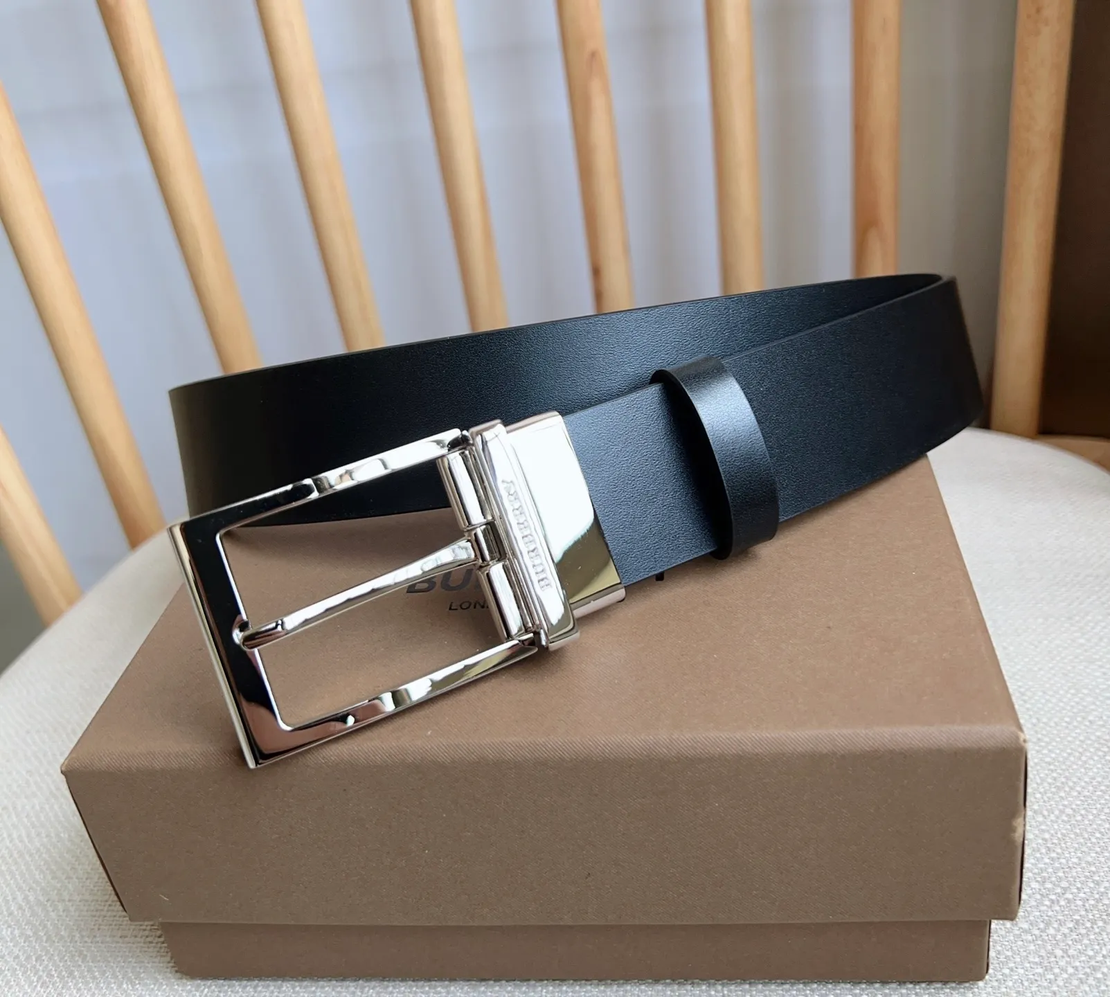 💰480💰Full package💰 💍Purchase level 🆕Burberry counters are newly available at the same time🎉🎉 Italian refined belt made of smooth calfskin fabric with palladium-plated B-shaped buckle Width: 3.5cm Exquisite, elegant, simple and generous