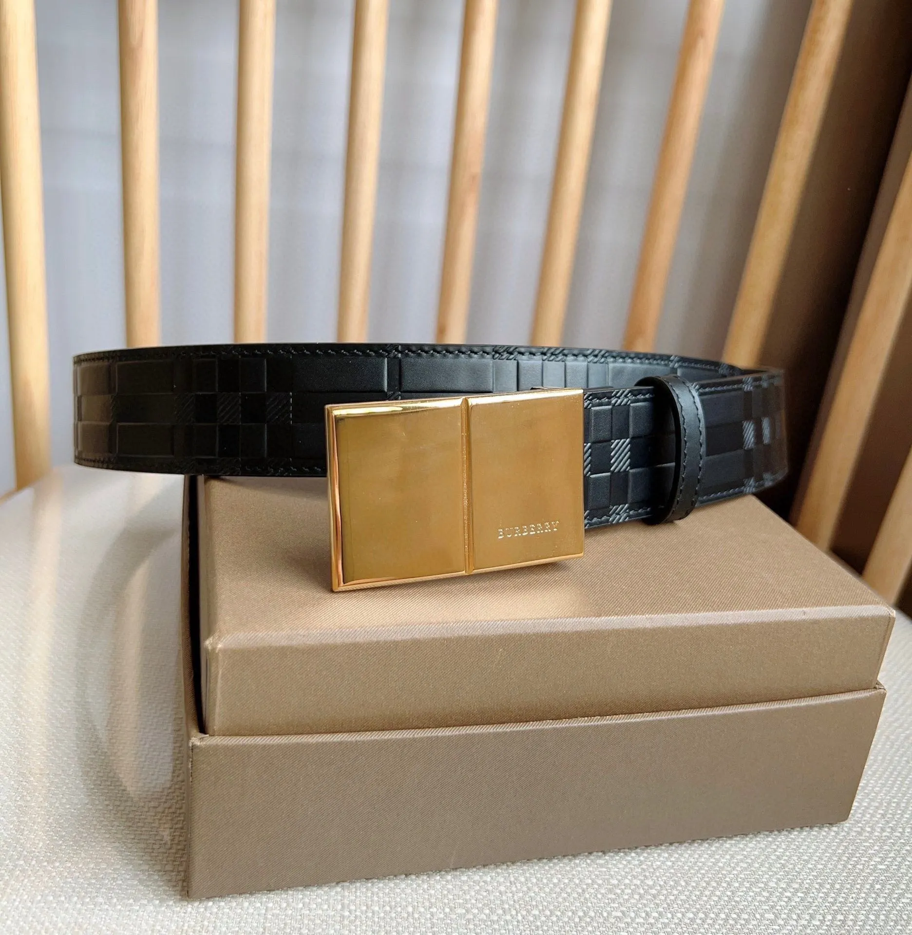 💰480💰Full package💰 💍Purchase level new Burberry⚡️🌹New arrivals at the counter simultaneously🎉 With contrasting topstitching details⚡️🌹Lining with smooth leather⚡️🌹Width 3.5cm Refined and elegant Simple and generous