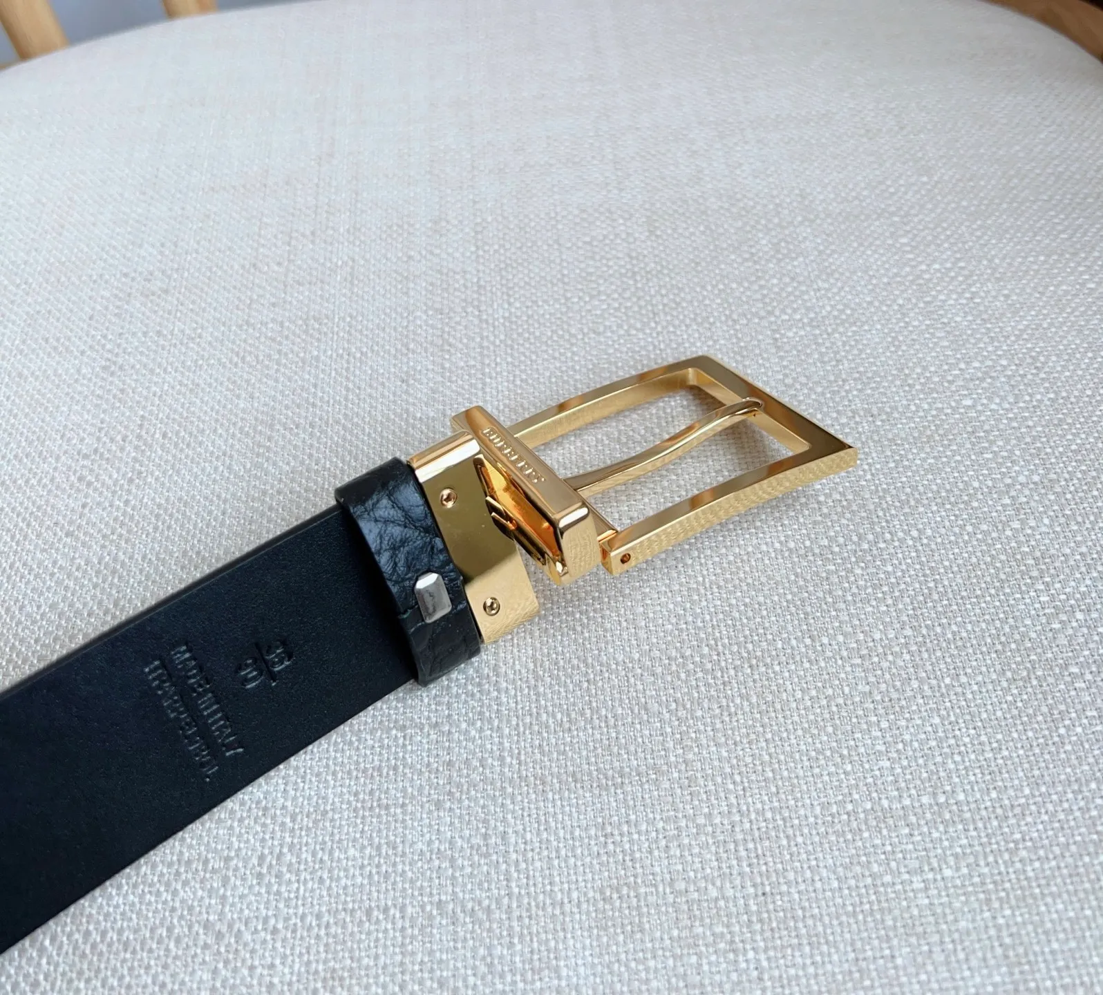 💰480💰Full package💰 💍Purchase level 🆕Burberry counters are newly available at the same time🎉🎉 Italian refined belt made of smooth calfskin fabric with palladium-plated B-shaped buckle Width: 3.5cm Exquisite, elegant, simple and generous
