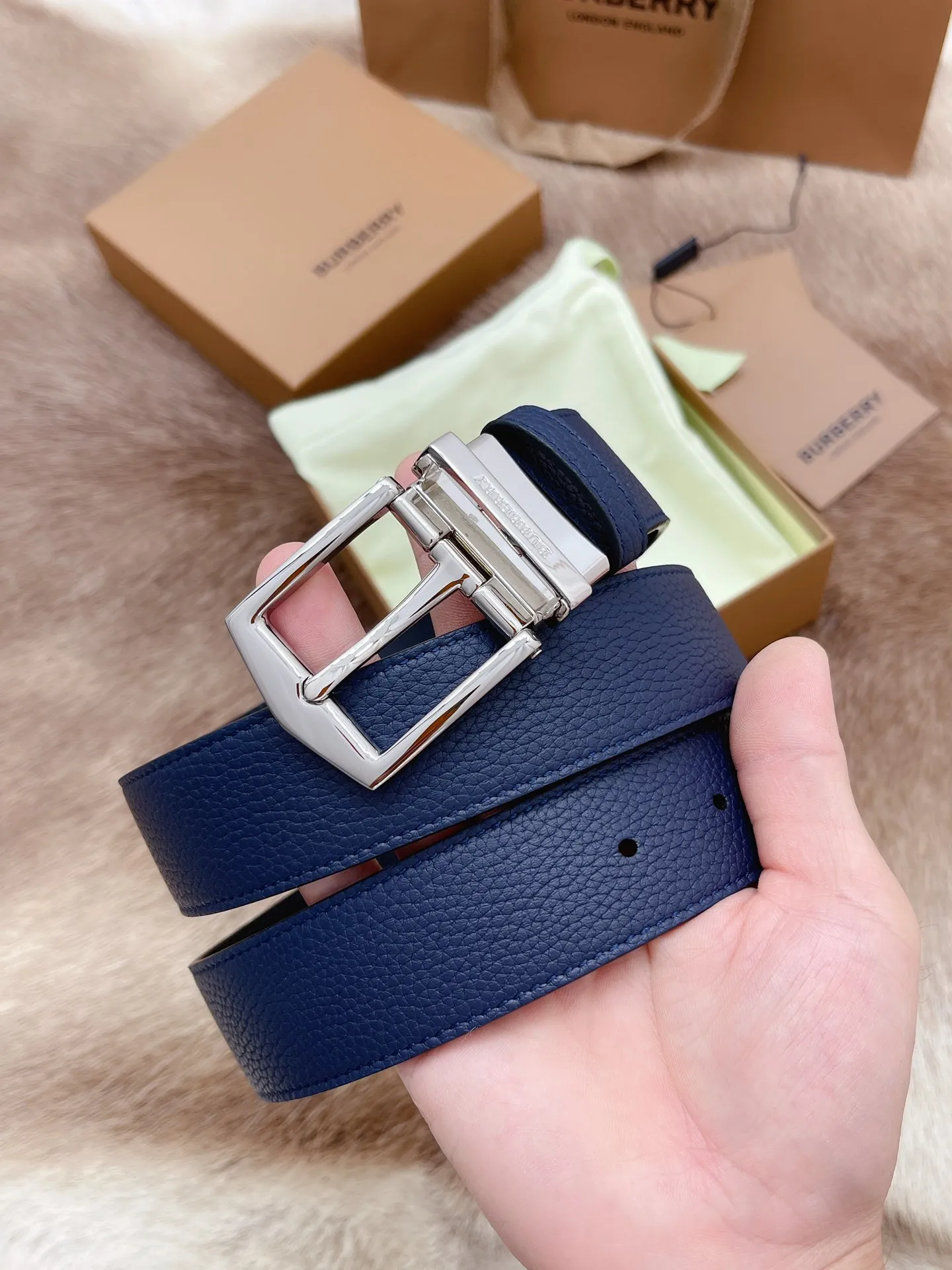 💰400💰Authentic packaging💰 💍Purchase-grade Burberry men's belt. Trading company order exported to Italy. Authentic size 3.5cm. OEM original leather material. Brass hardware vacuum plating to create the original taste of the product!