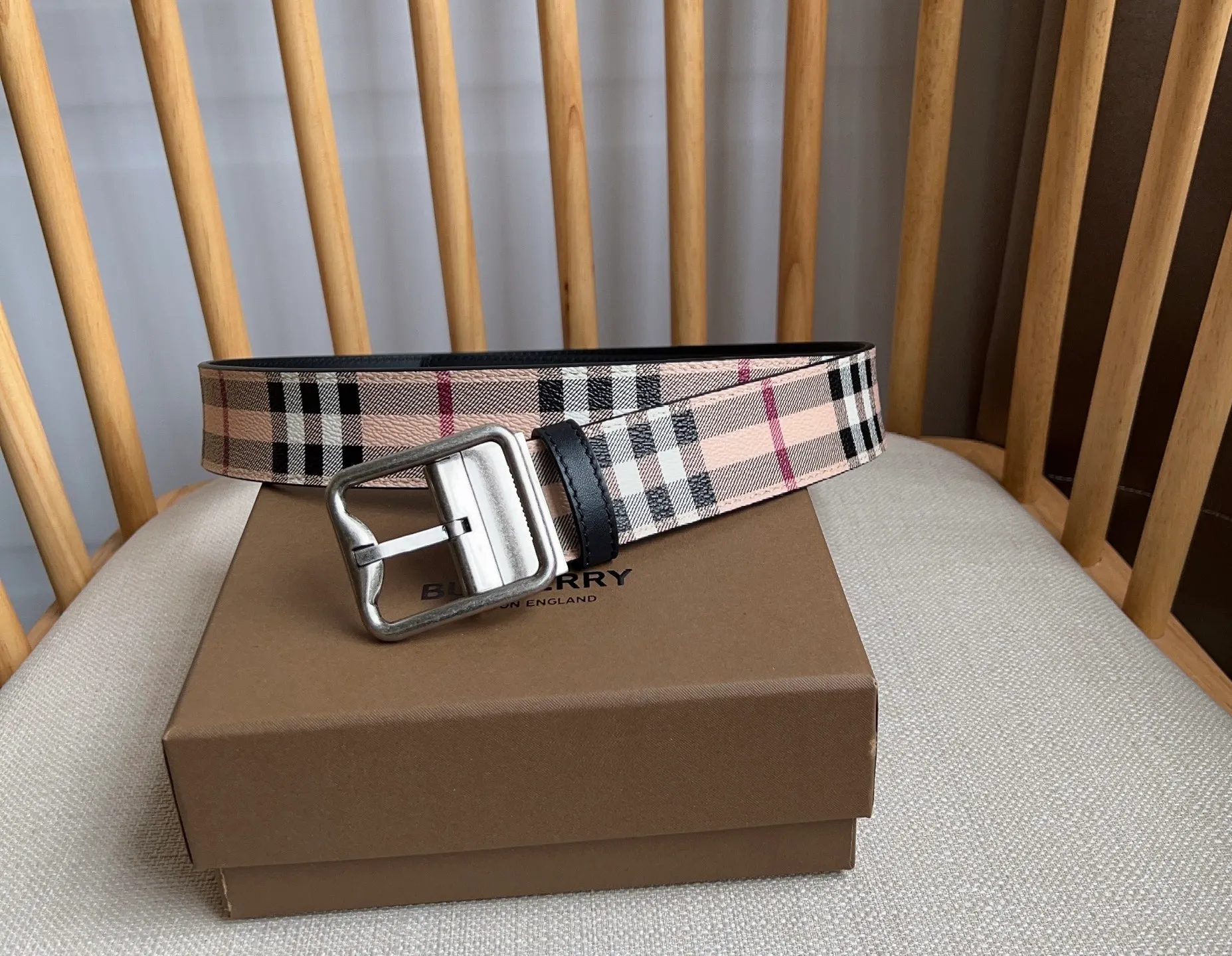 💰480💰Full package💰 💍Purchase level new Burberry ⚡️🌹New arrivals at the counter at the same time🎉🎉Double-sided Italian-made belt. Made of plaid environmentally friendly canvas. The reverse side is made of smooth leather. It is equipped with a palladium-plated exclusive logo pattern plaque buckle. Width: 3.5cm. Exquisite and elegant, simple and elegant.