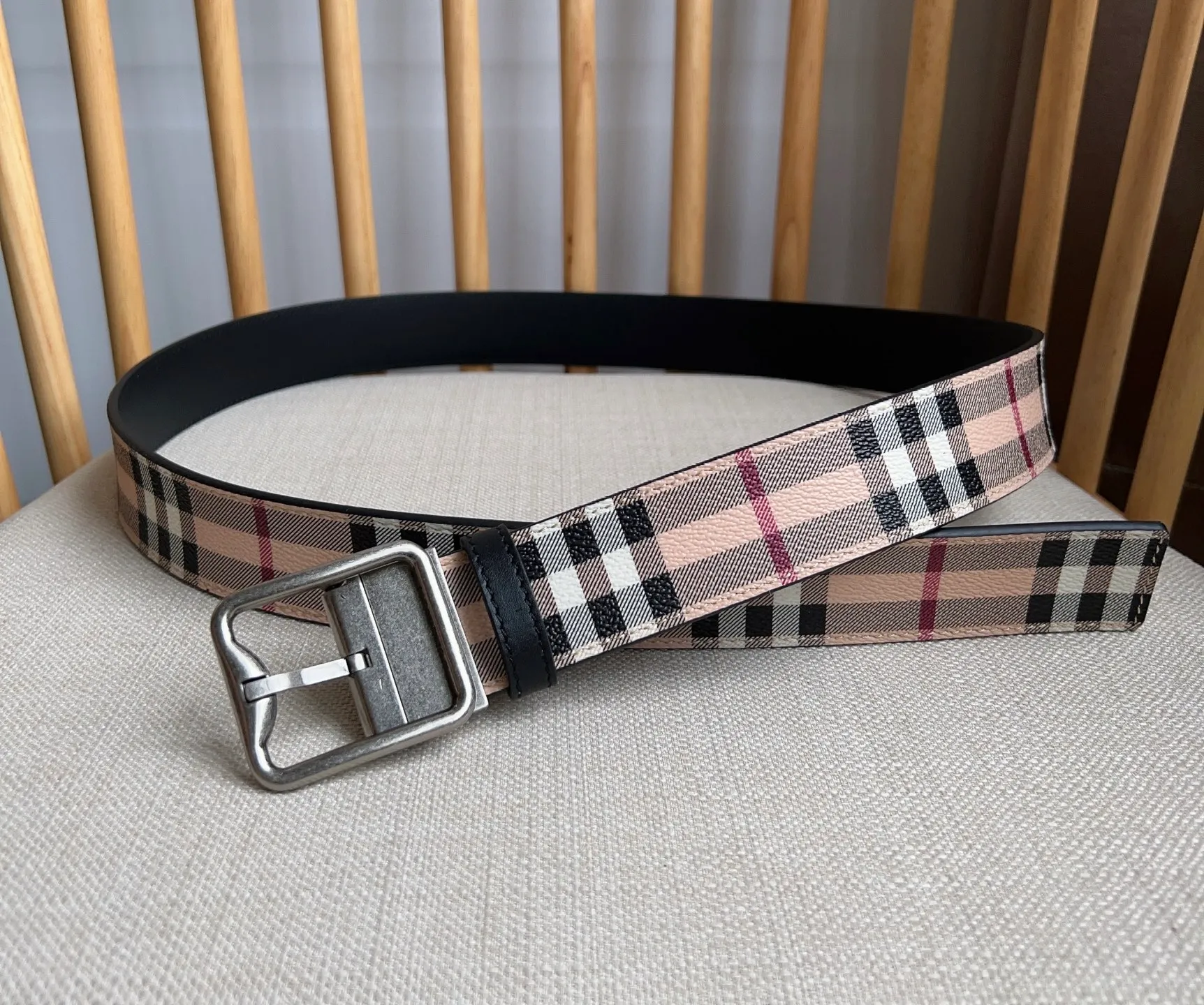 💰480💰Full package💰 💍Purchase level new Burberry ⚡️🌹New arrivals at the counter at the same time🎉🎉Double-sided Italian-made belt. Made of plaid environmentally friendly canvas. The reverse side is made of smooth leather. It is equipped with a palladium-plated exclusive logo pattern plaque buckle. Width: 3.5cm. Exquisite and elegant, simple and elegant.
